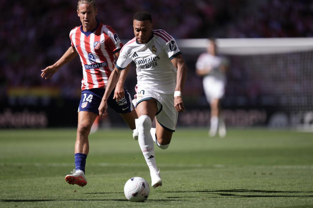 Kylian Mbappé corre en presencia de Marcos Llorente