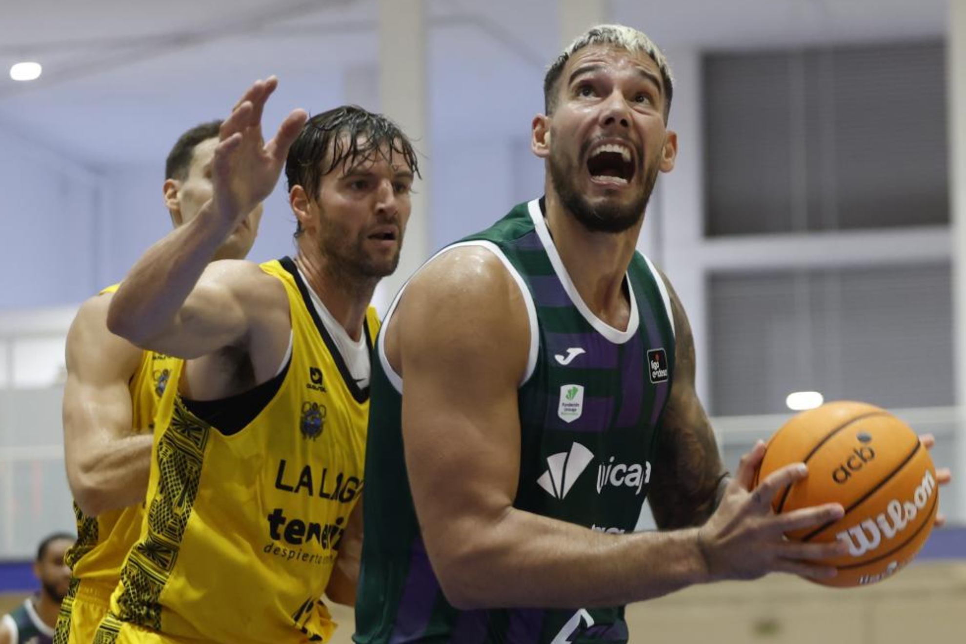 Willy Hernangómez ante Aaron Doornekamp en un partido de pretemporada. EFE.