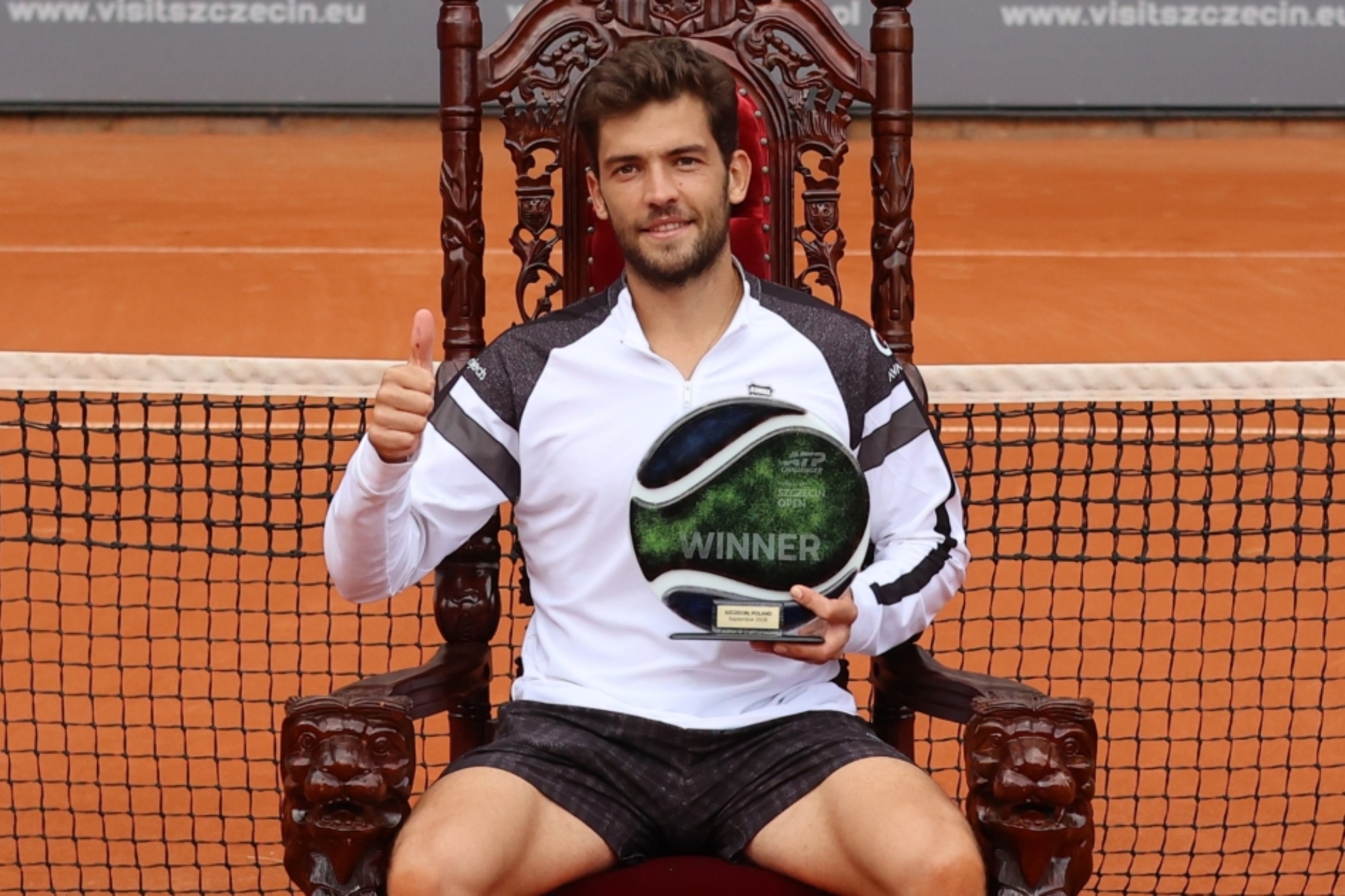 Nikolás Sánchez Izquierdo, con el trofeo de campeón en Szeczin. @Invest in Szczecin Open.