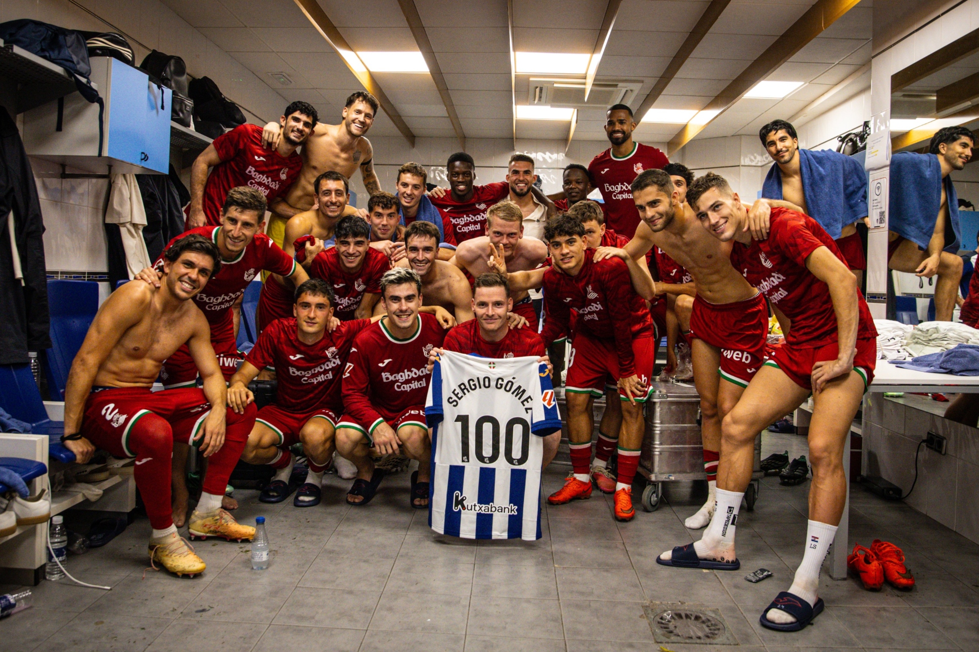 Sergio Gómez posa en Mestalla con sus compañeros y la camiseta especial por su partido 100. RS