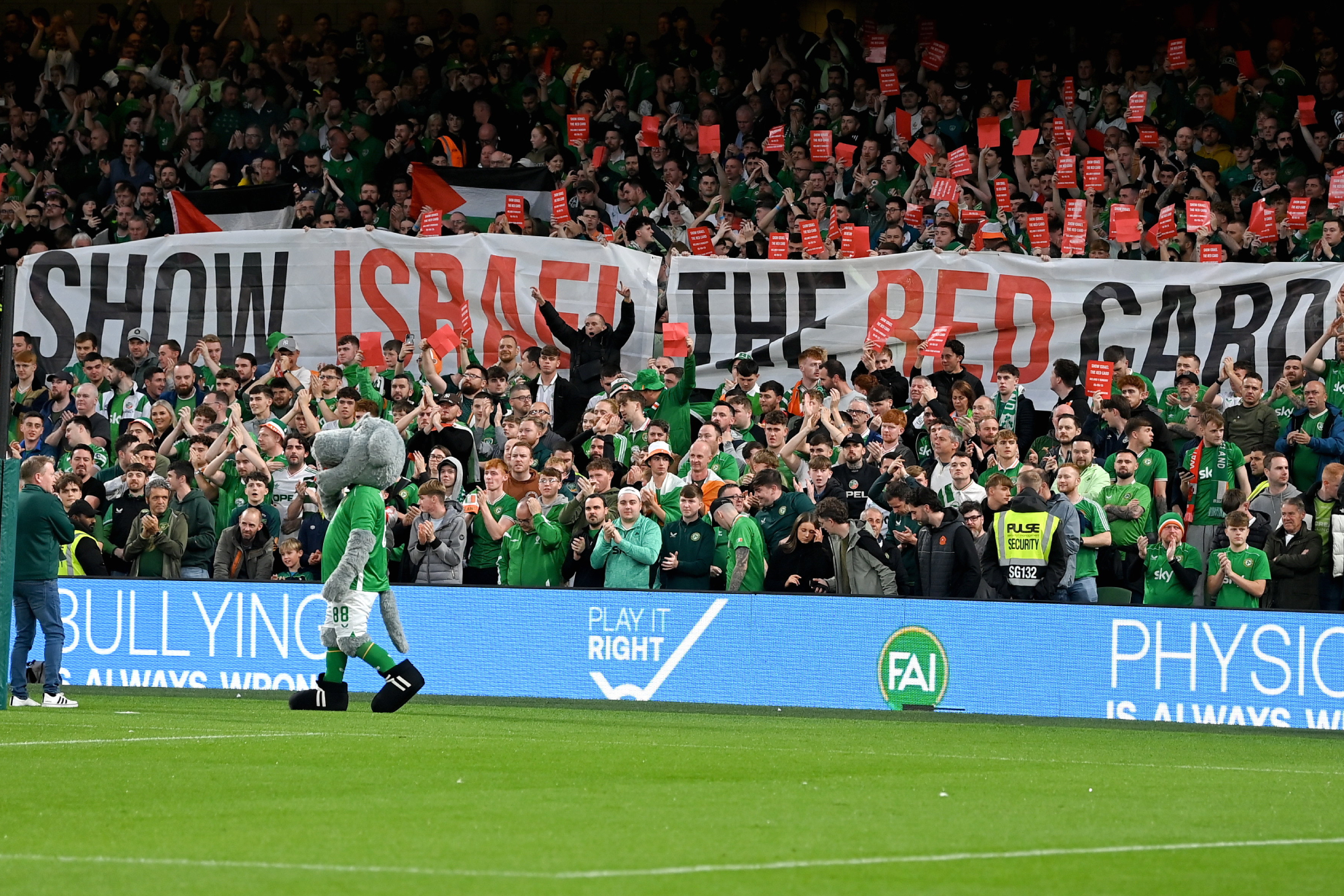 Una pancarta contra Israel en el Irlanda-Hungría. GETTY IMAGES