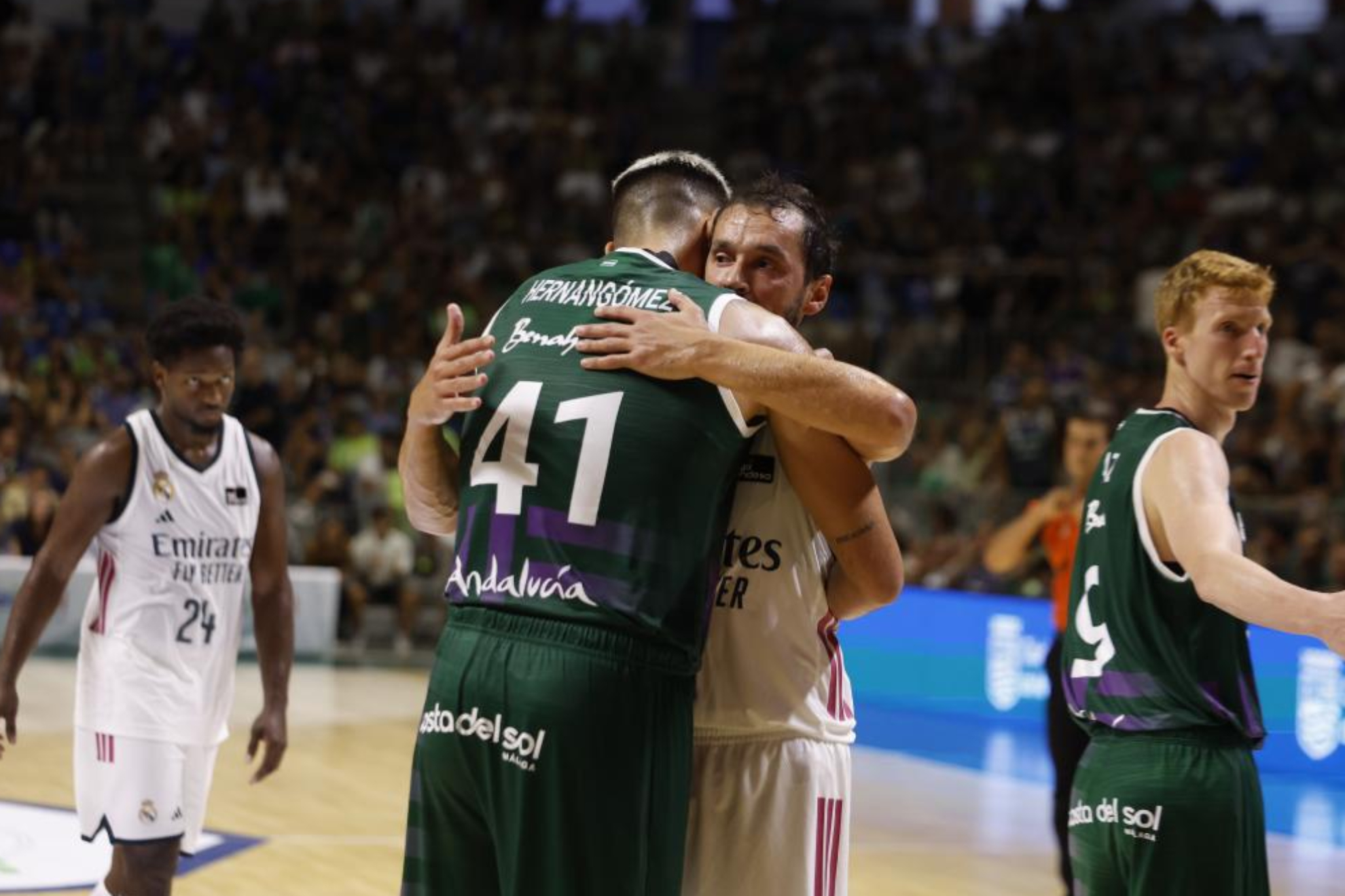Willy Hernangómez se abrazo con Sergio Llull tras un partido de pretemporada. EFE.