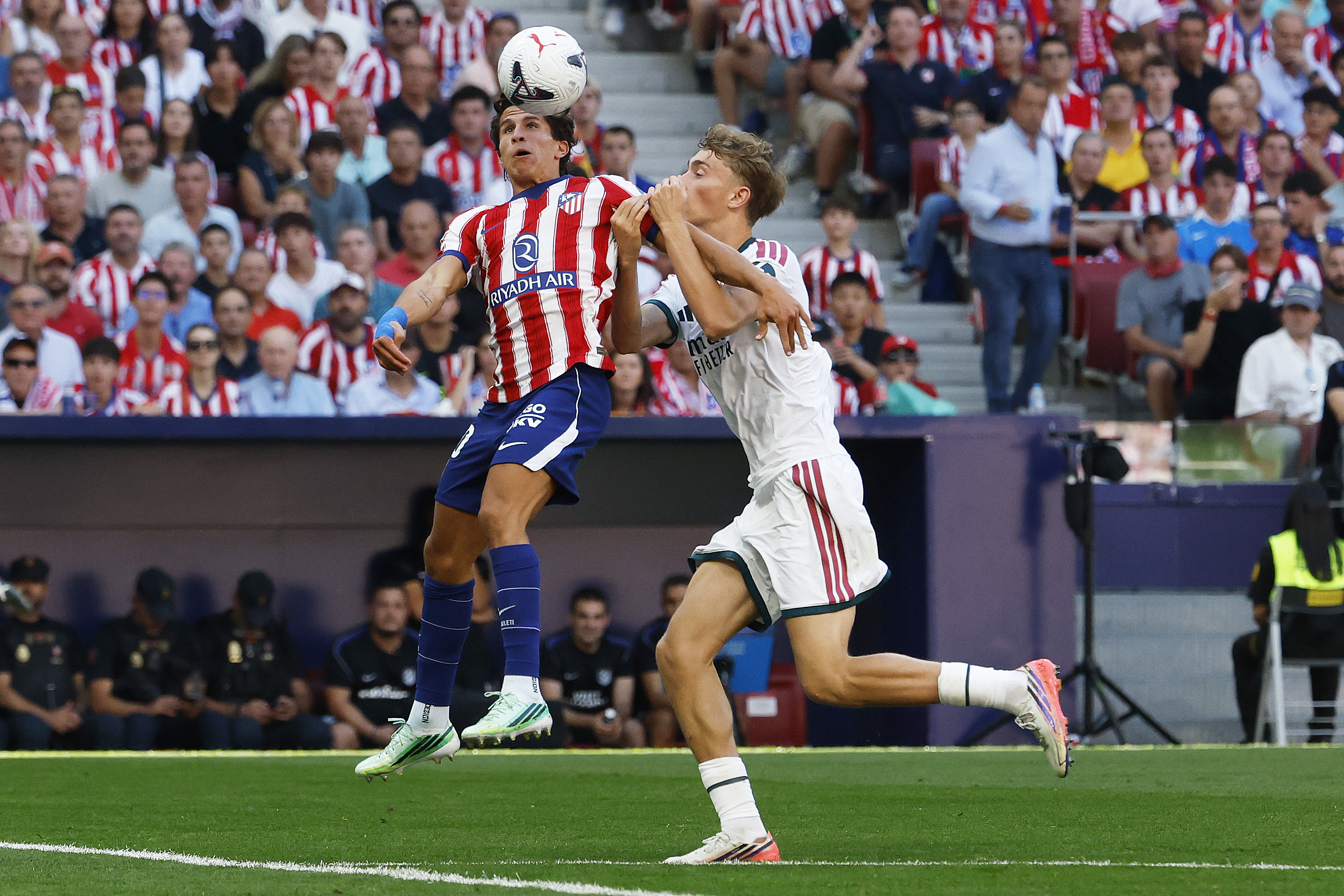 Acción del penalti de Huijsen sobre Giuliano en el derbi Atlético-Real Madrid. Chema Rey