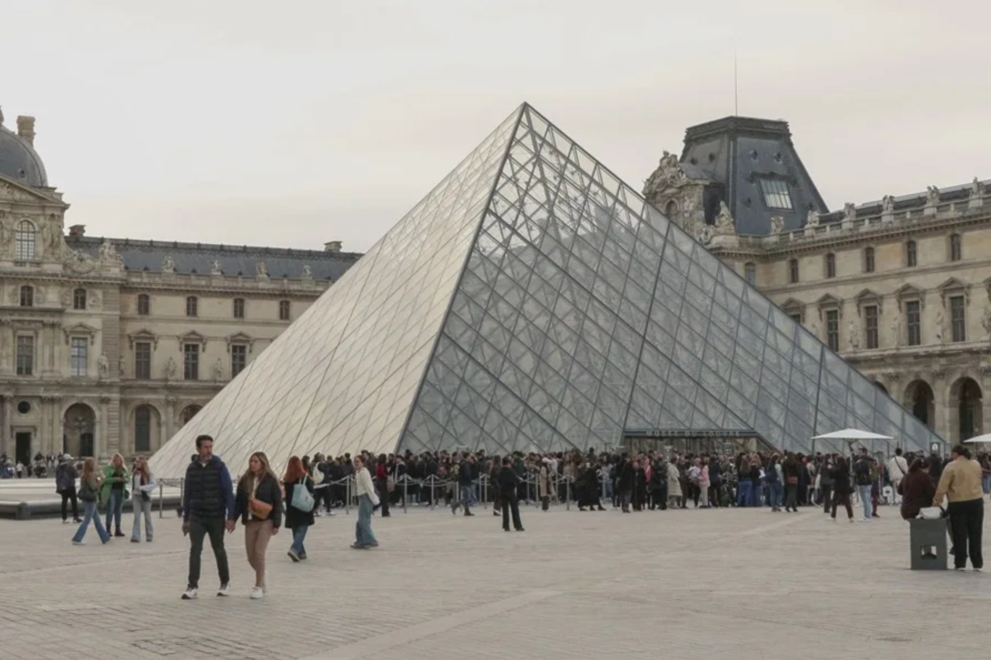 Dos alemanes detenidos en París tras pegar con cinta dos cuadros en la sala de la 'Mona Lisa' EFE