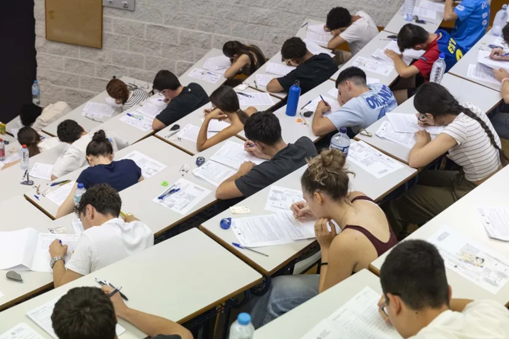 Estudiantes realizan el examen de acceso a la universidad EFE