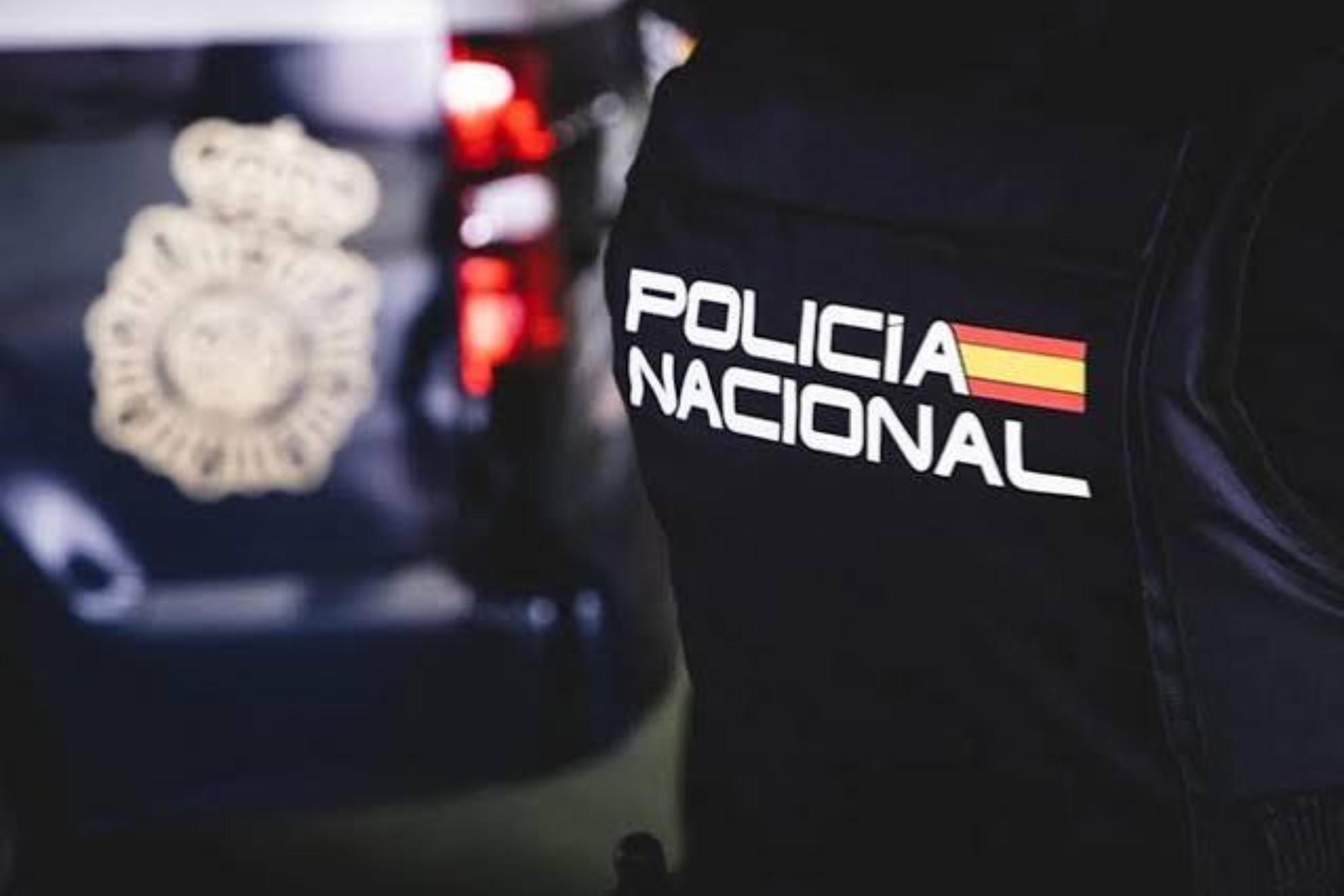 En la imagen, un agente de la Policía Nacional. EFE