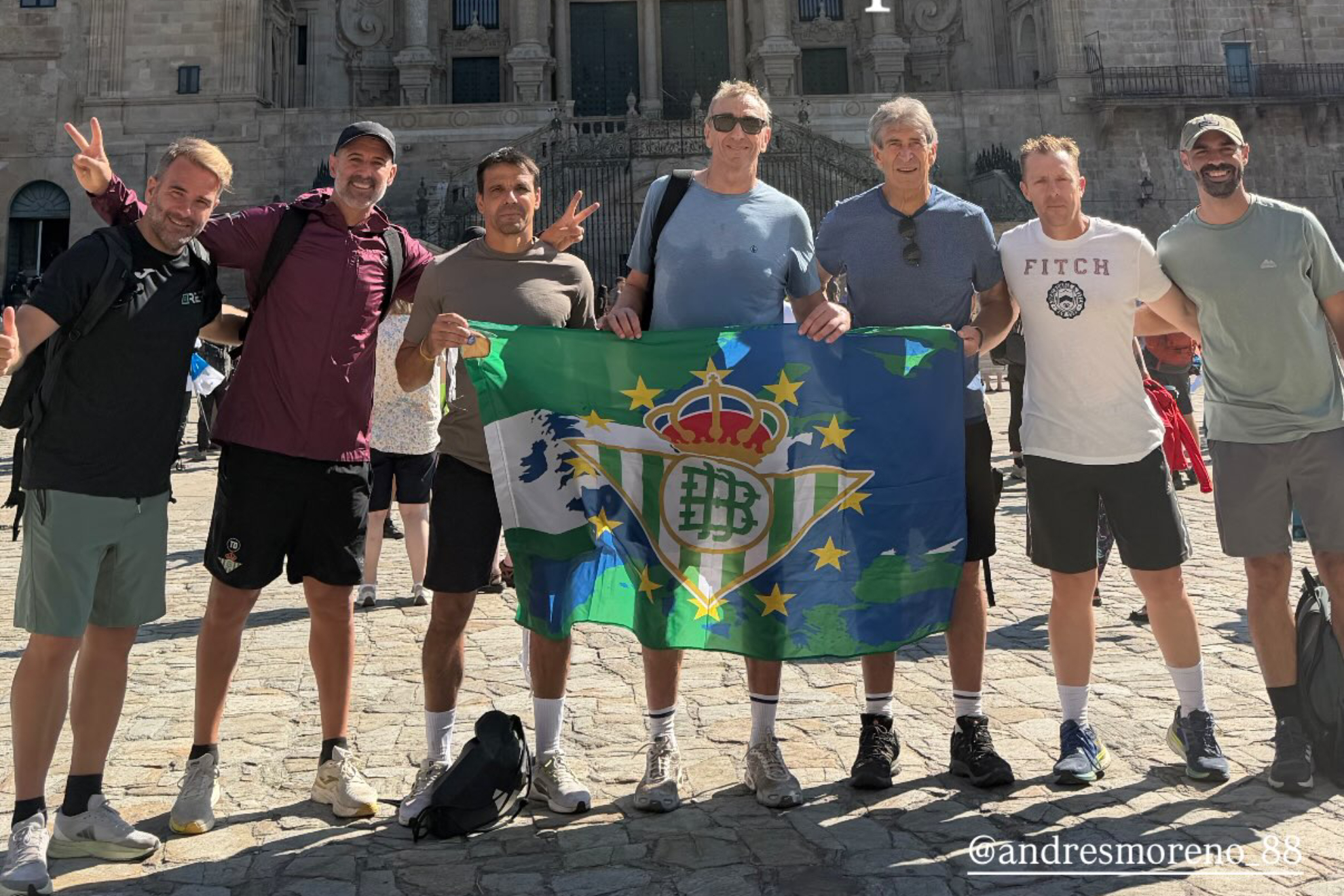 Pellegrini y su cuerpo técnico, en la Plaza del Obradoiro