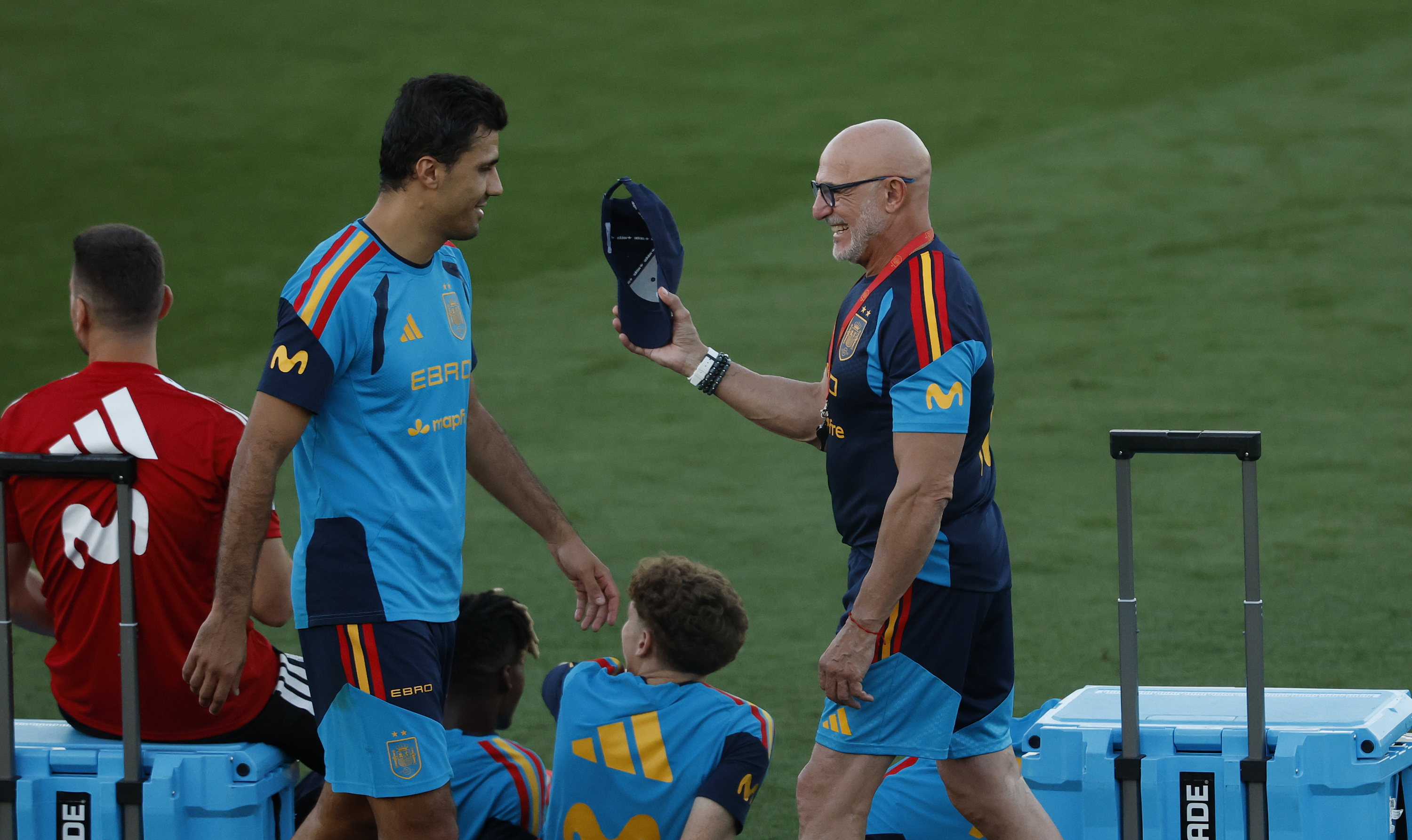 Rodri y De la Fuente, durante el primer entrenamiento de la selección española tras el Mundial.