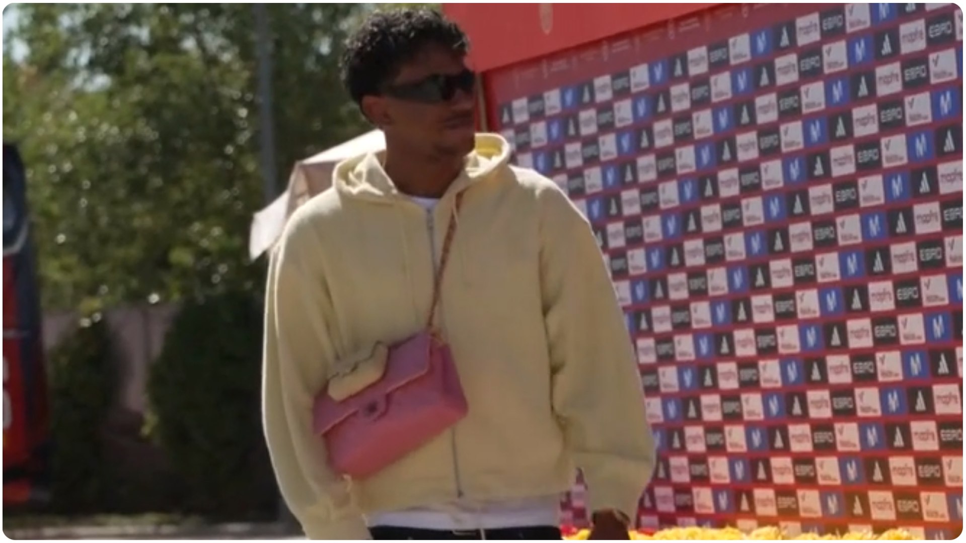 Los jugadores españoles llegaron a su campo de entrenamiento en Madrid antes del próximo parón internacional, pero el que se robó las miradas fue el mismo Lamine con su elegante bolso.
