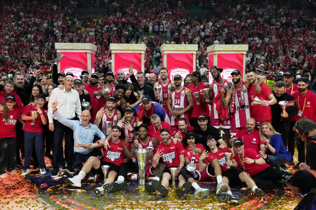 Olympiacos, vigente campeón de la Euroliga, posa tras ganar el trofeo el pasado curso.