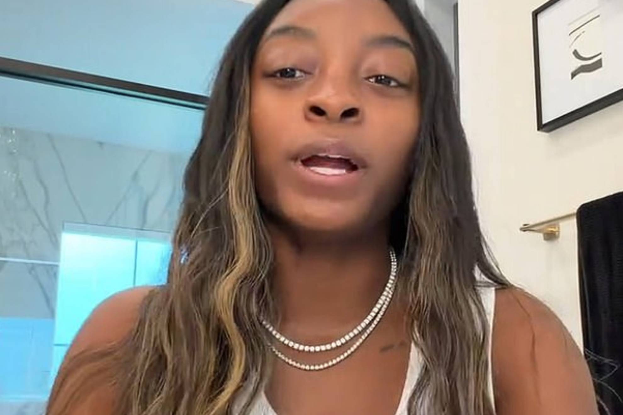 Simone Biles: "Tres enmascarados entraron en mi casa y Robaron mi Porsche"