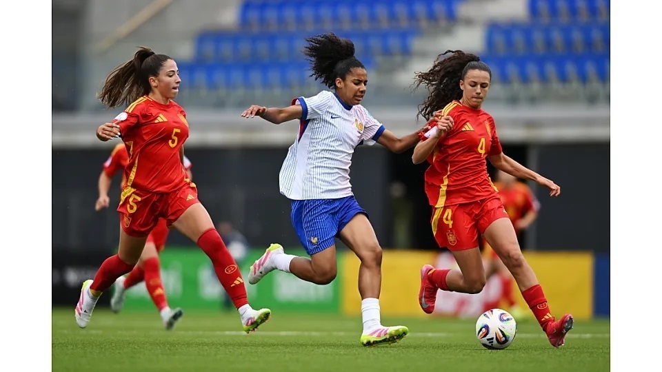 Silvia Cristóbal disputando un balón ante Francia Autor: RFEF