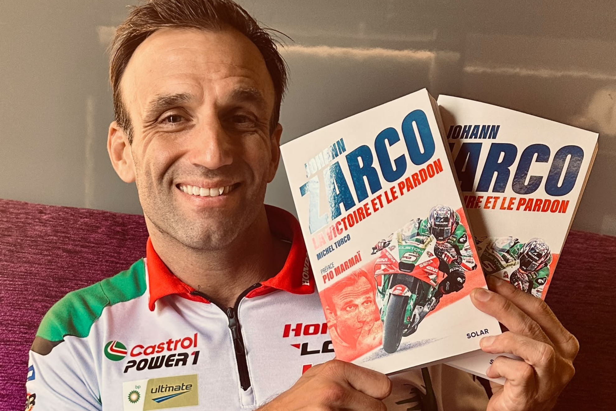 Johann Zarco, con su libro.