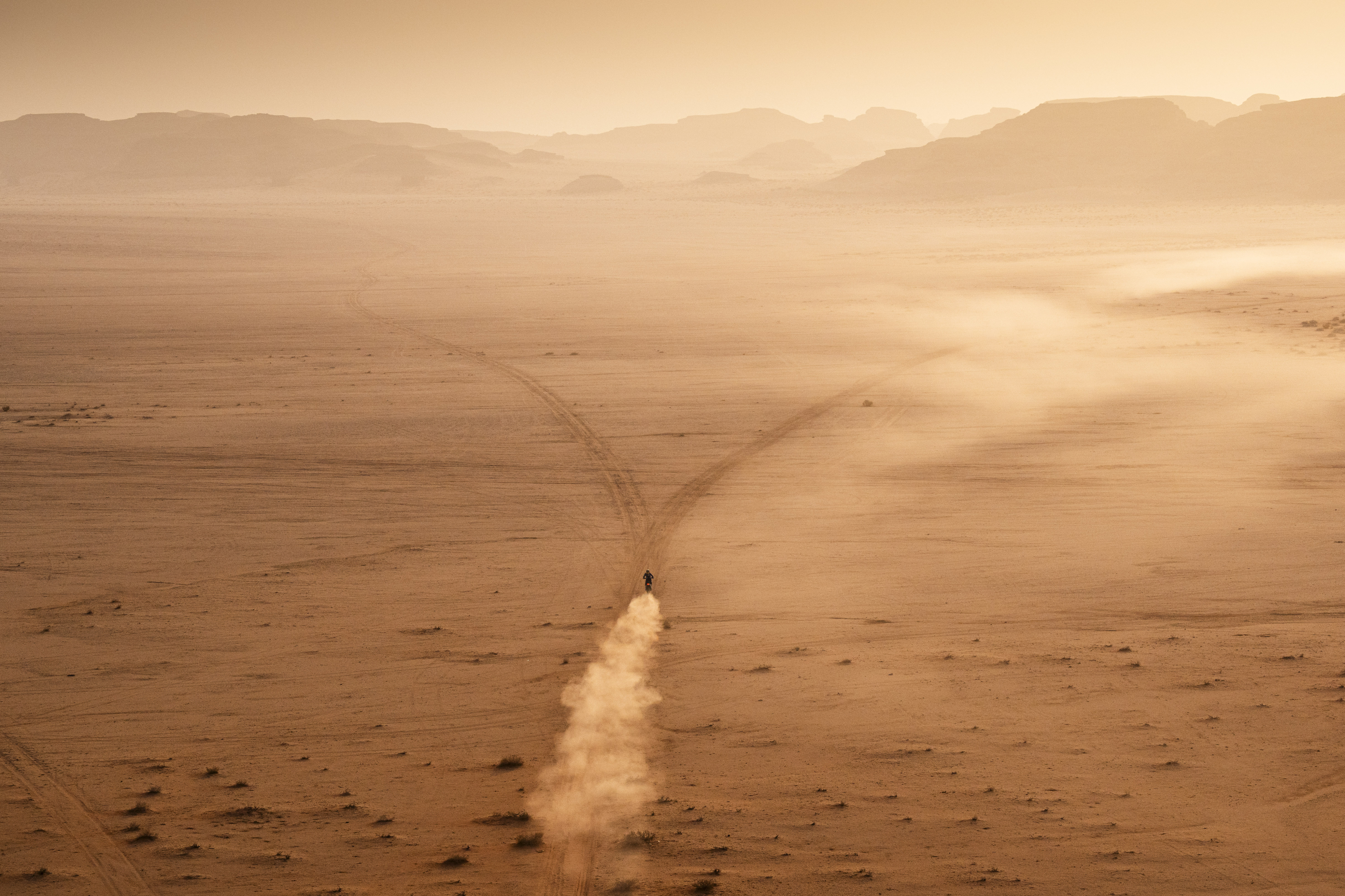 Un piloto de motos del Dakar 2026, en una encrucijada del recorrido