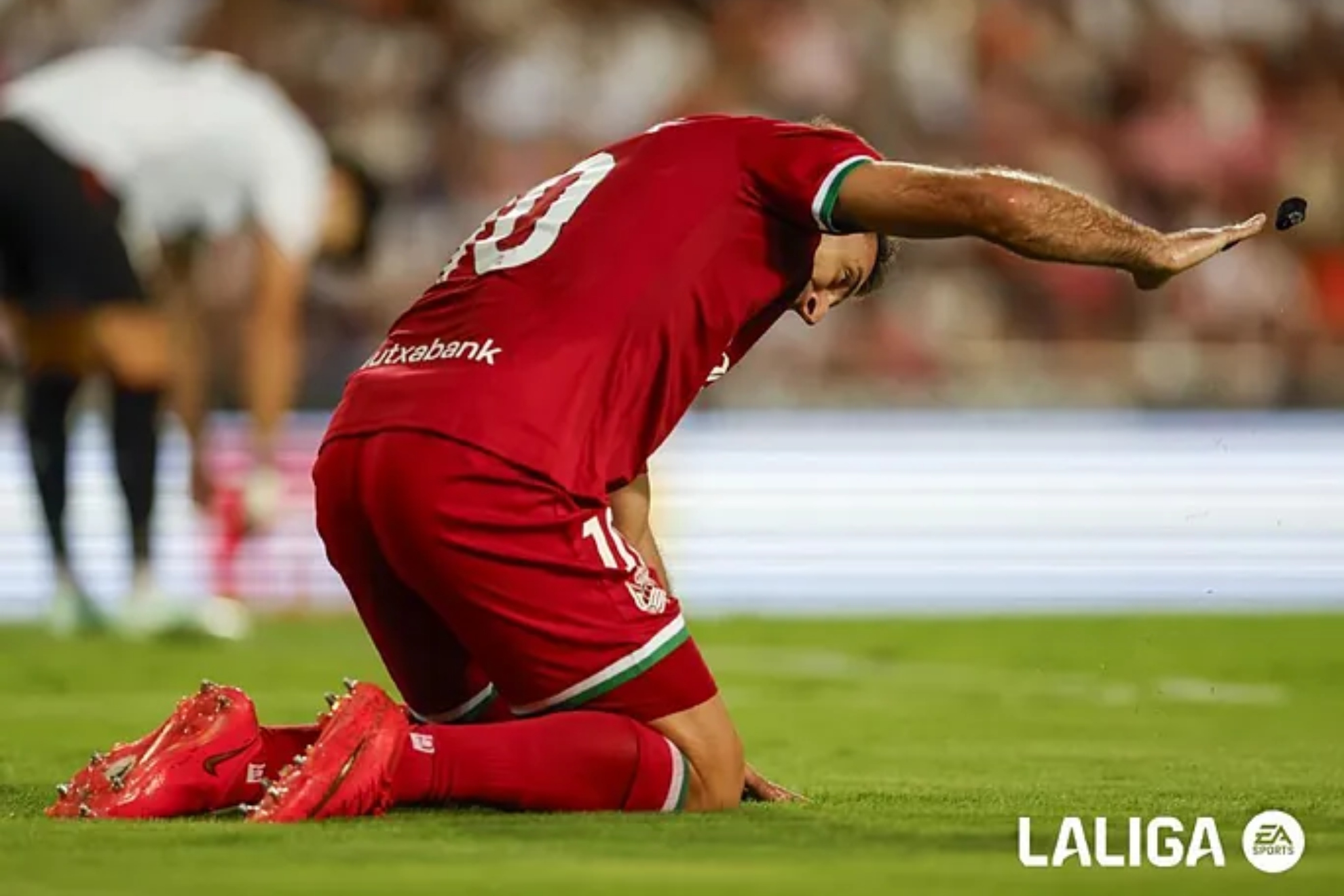 Mikel Oyarzabal golpea con rabia el césped de Mestalla, tras no aprovechar una ocasión para marcar. LALIGA