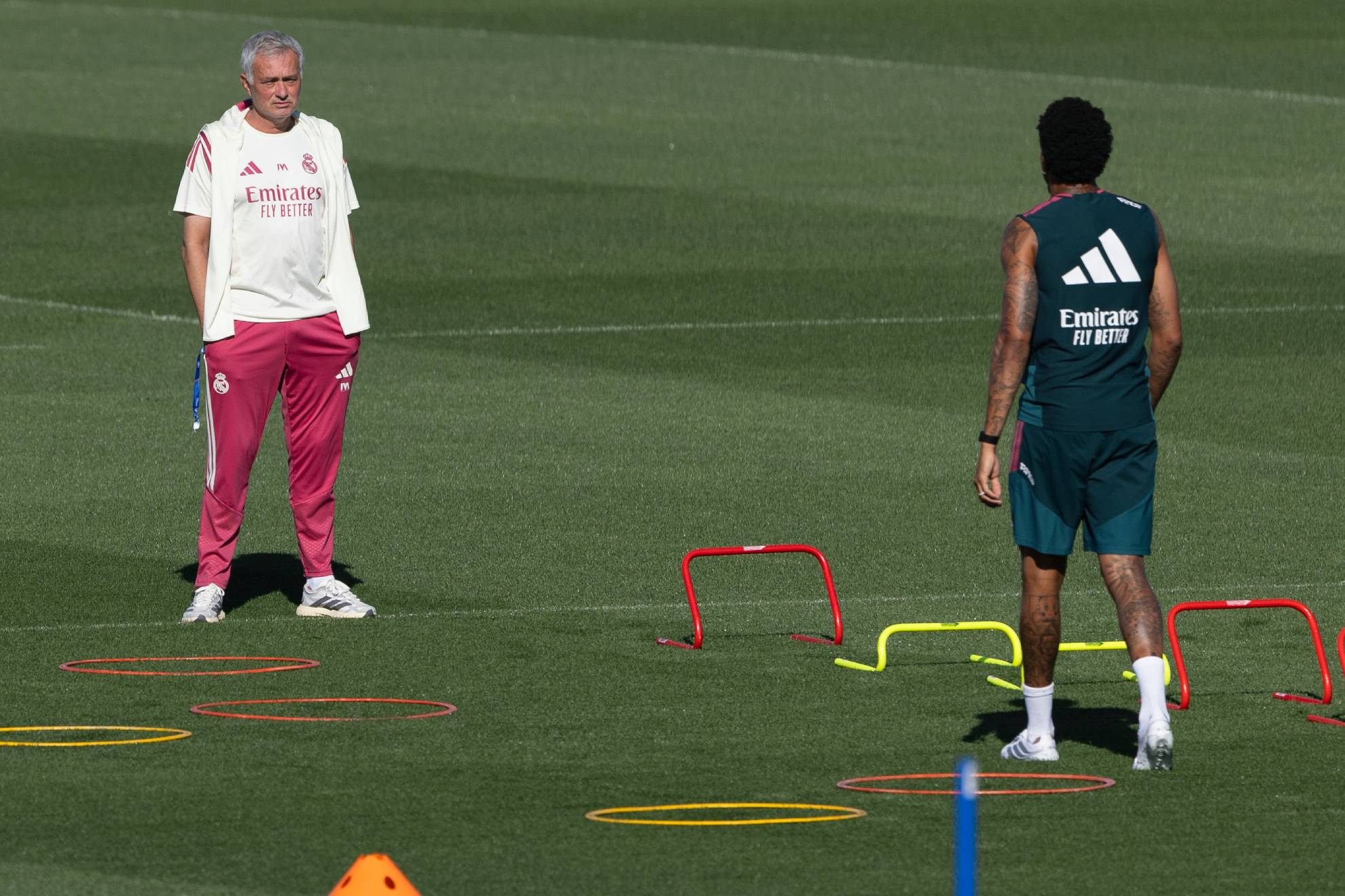 Mourinho y Militao durante un entrenamiento en Valdebebas. EFE