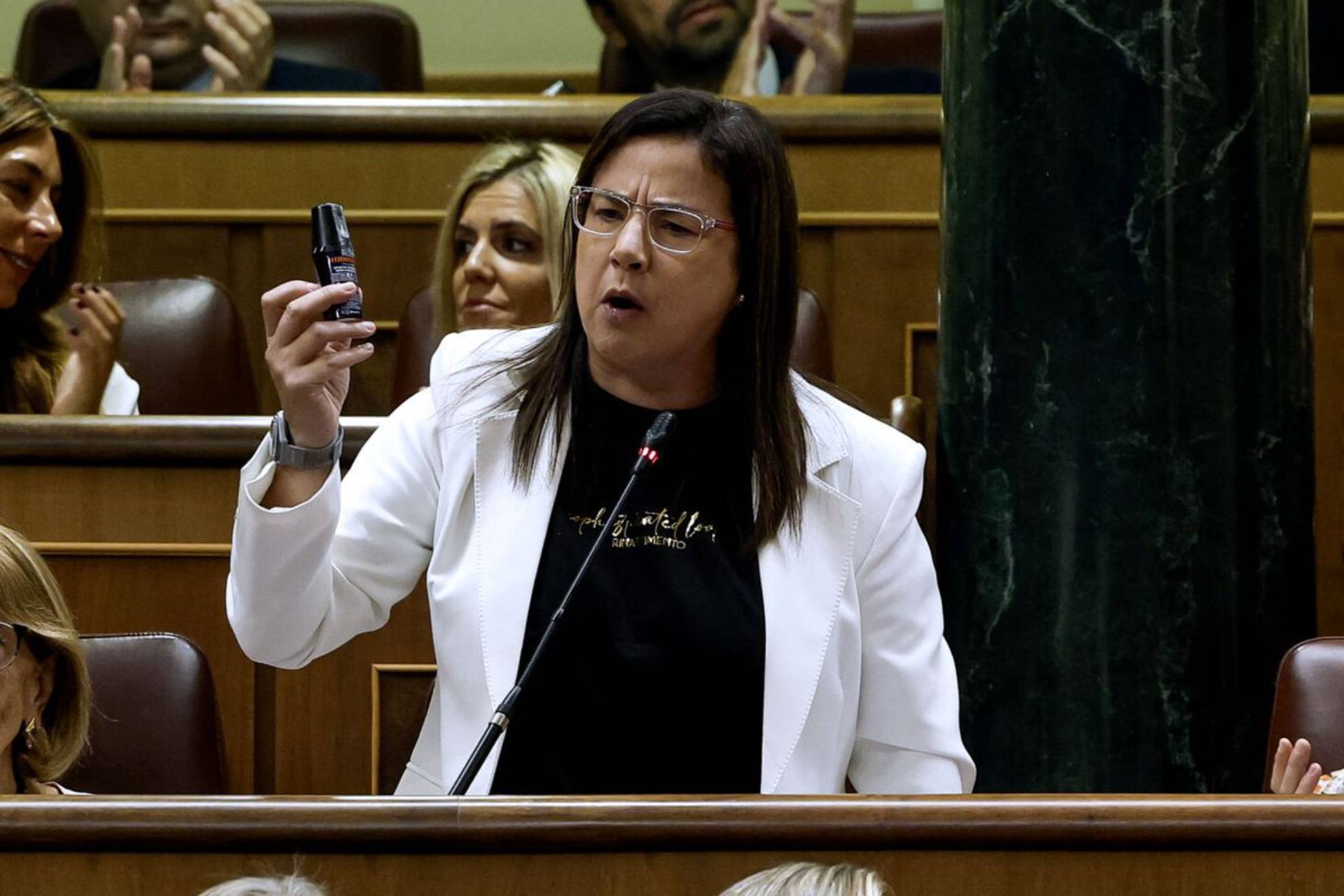 Ana Belen Vazquez Blanco enseña el gas pimienta. EFE