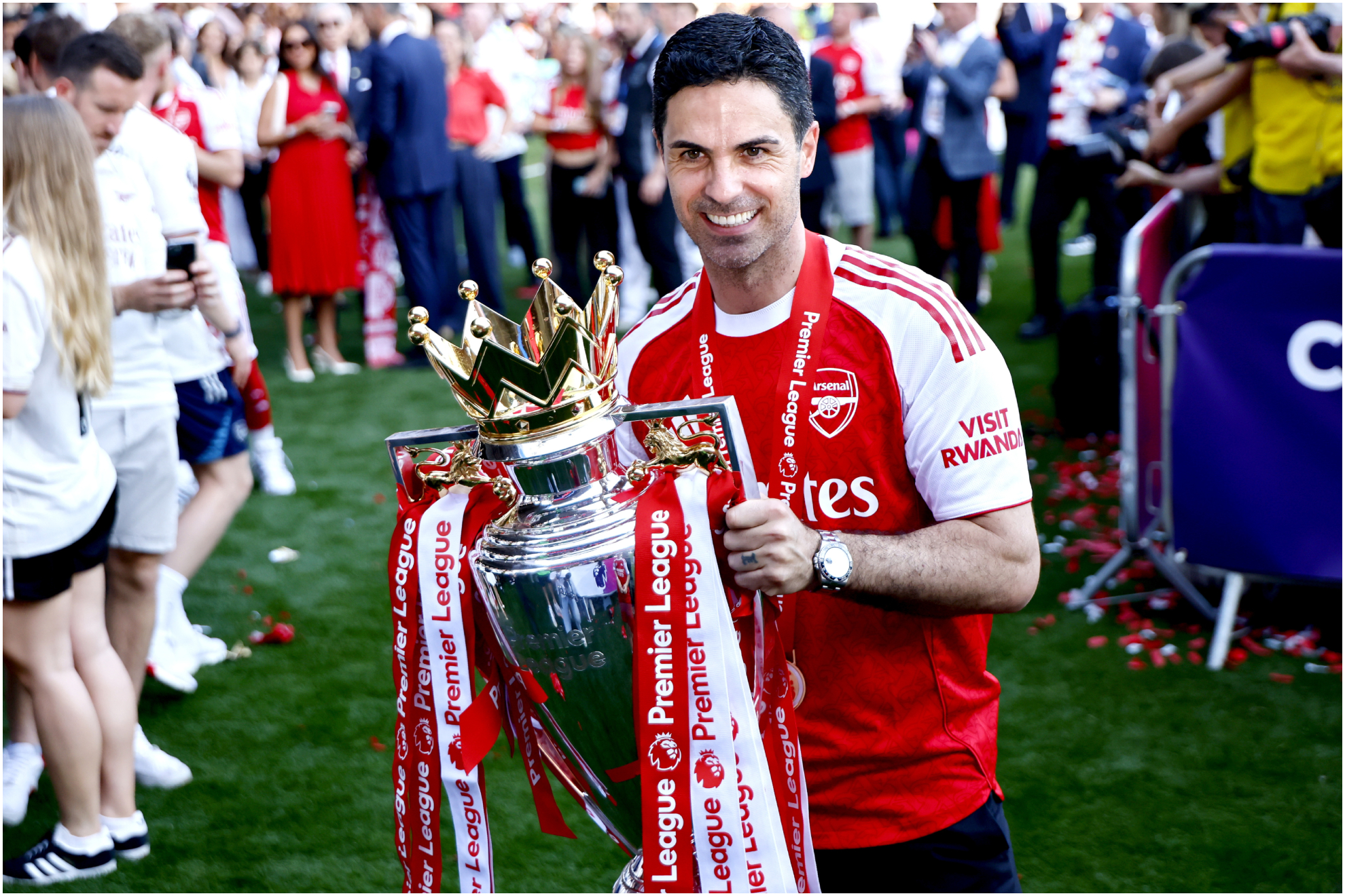 Arteta, con el trofeo de la Premier League conquistado en mayo.