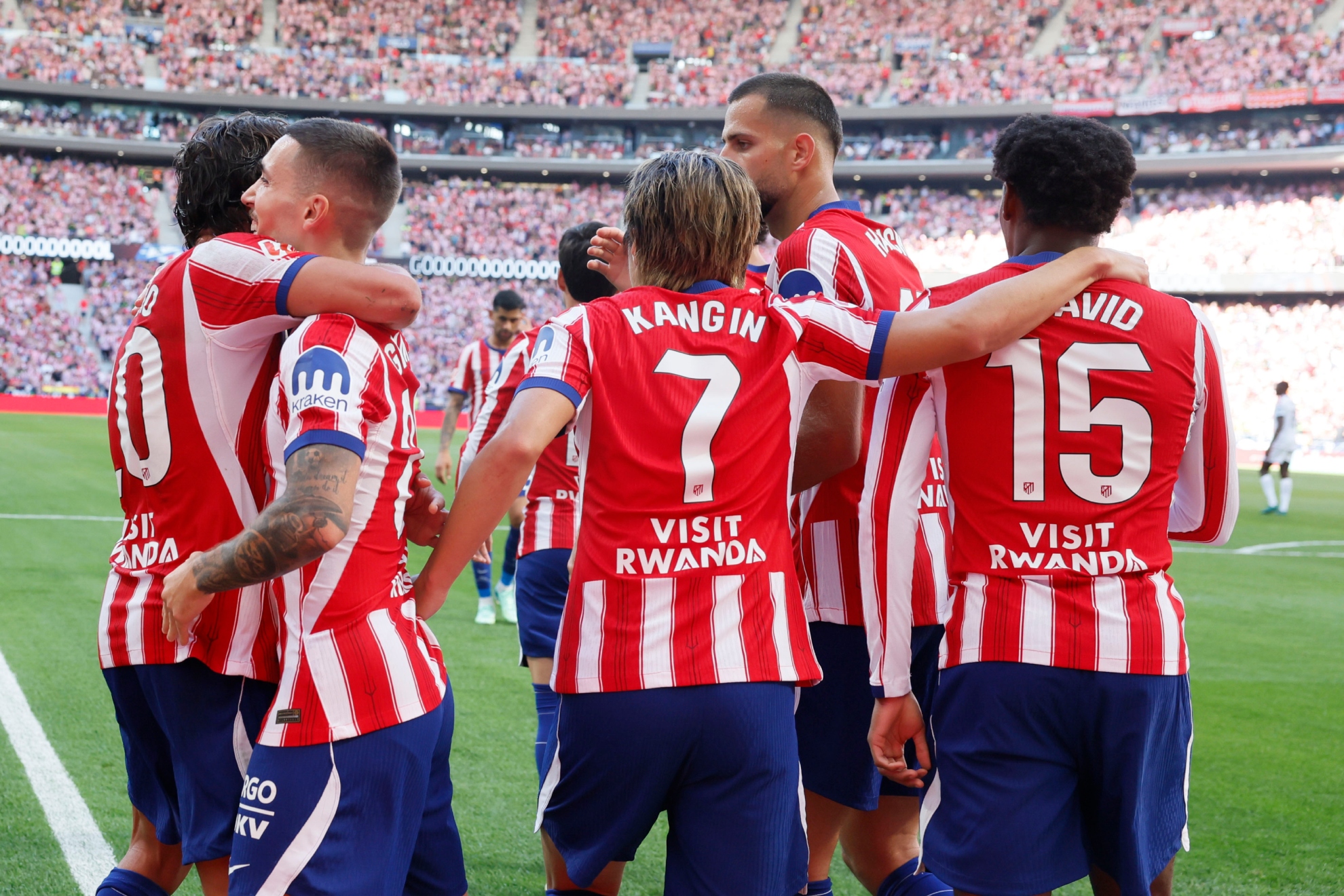 LOS JUGADORES DEL ATLÉTICO CELEBRAN UNO DE SUS GOLES AL MADRID. EFE