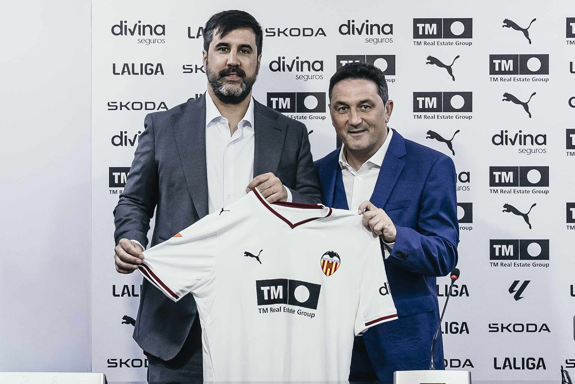 Braulio posa con una camiseta del Valencia junto al director general, Javier Solís.
