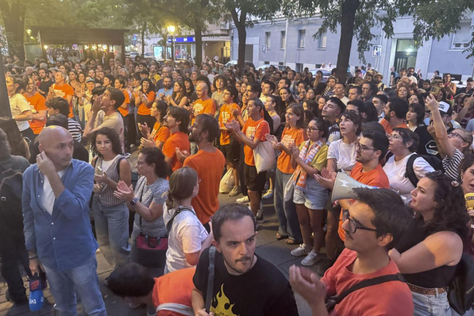 Vecinos y activistas en apoyo a Maricarmen antes de su desahucio redes sociales