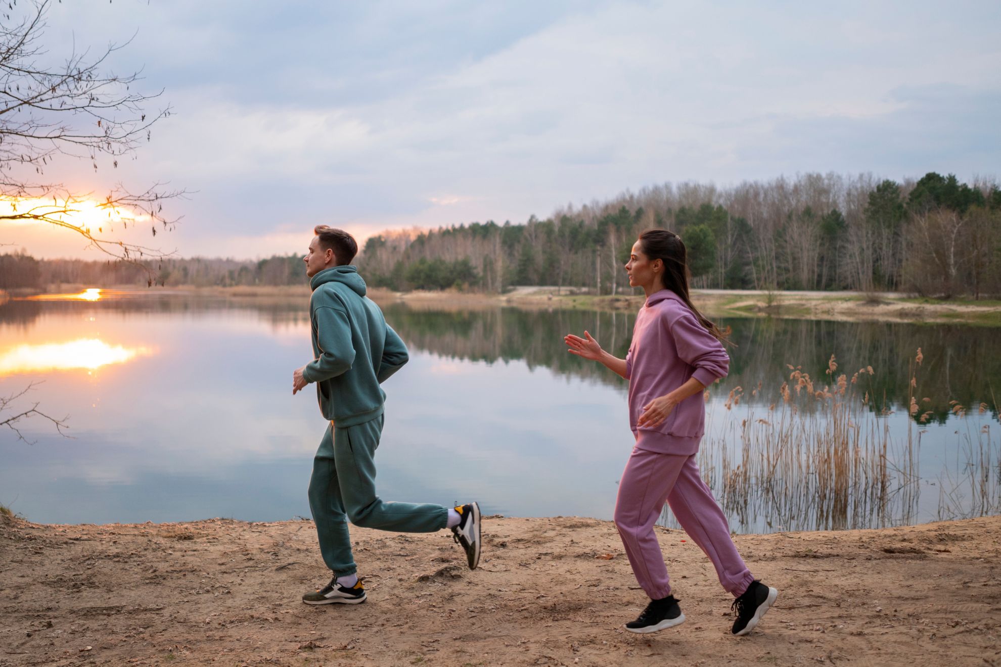 Una pareja, corriendo al aire libre.
