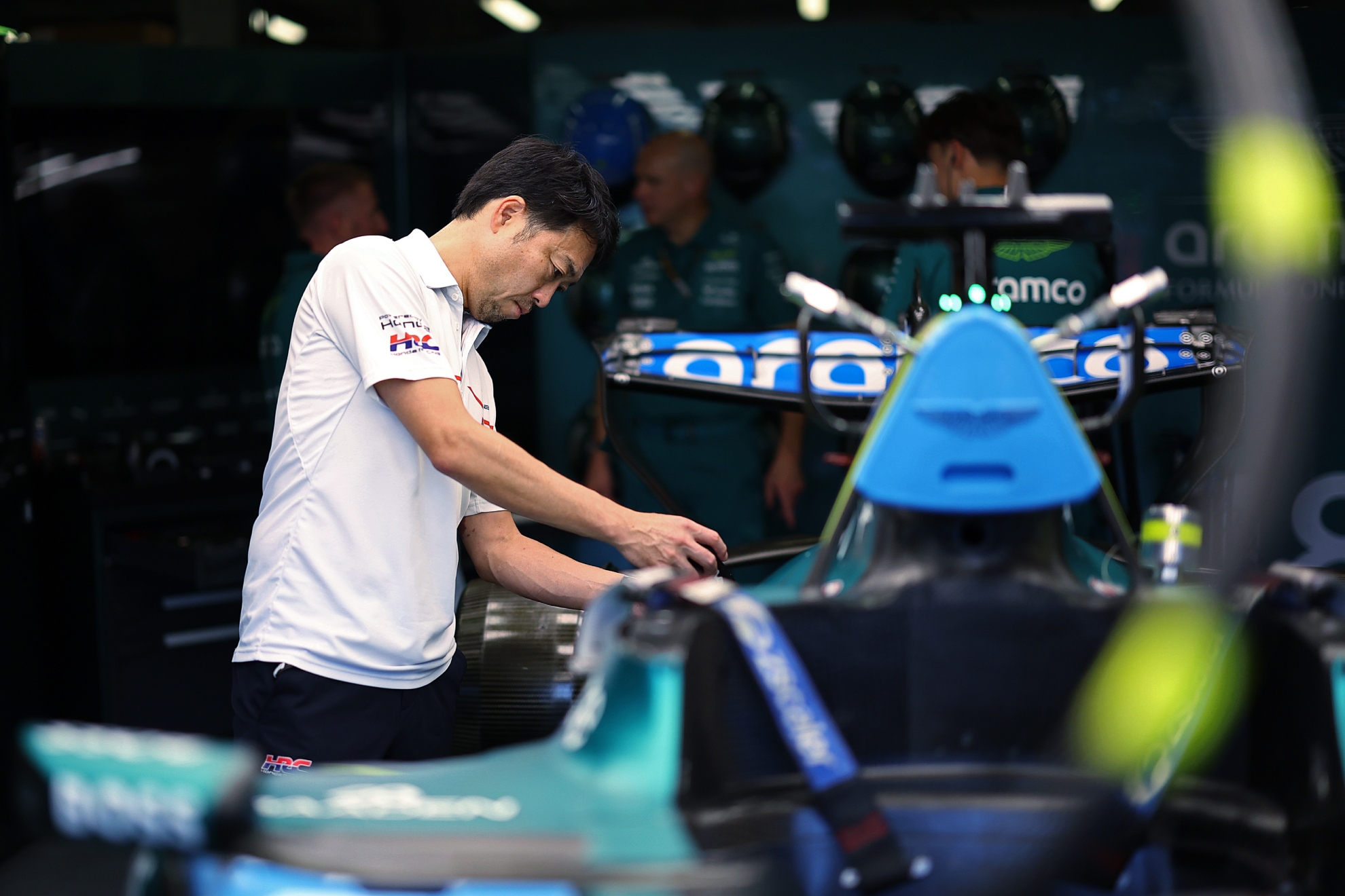 Orihara, responsable en pista de Honda, trabaja en el AMR26.