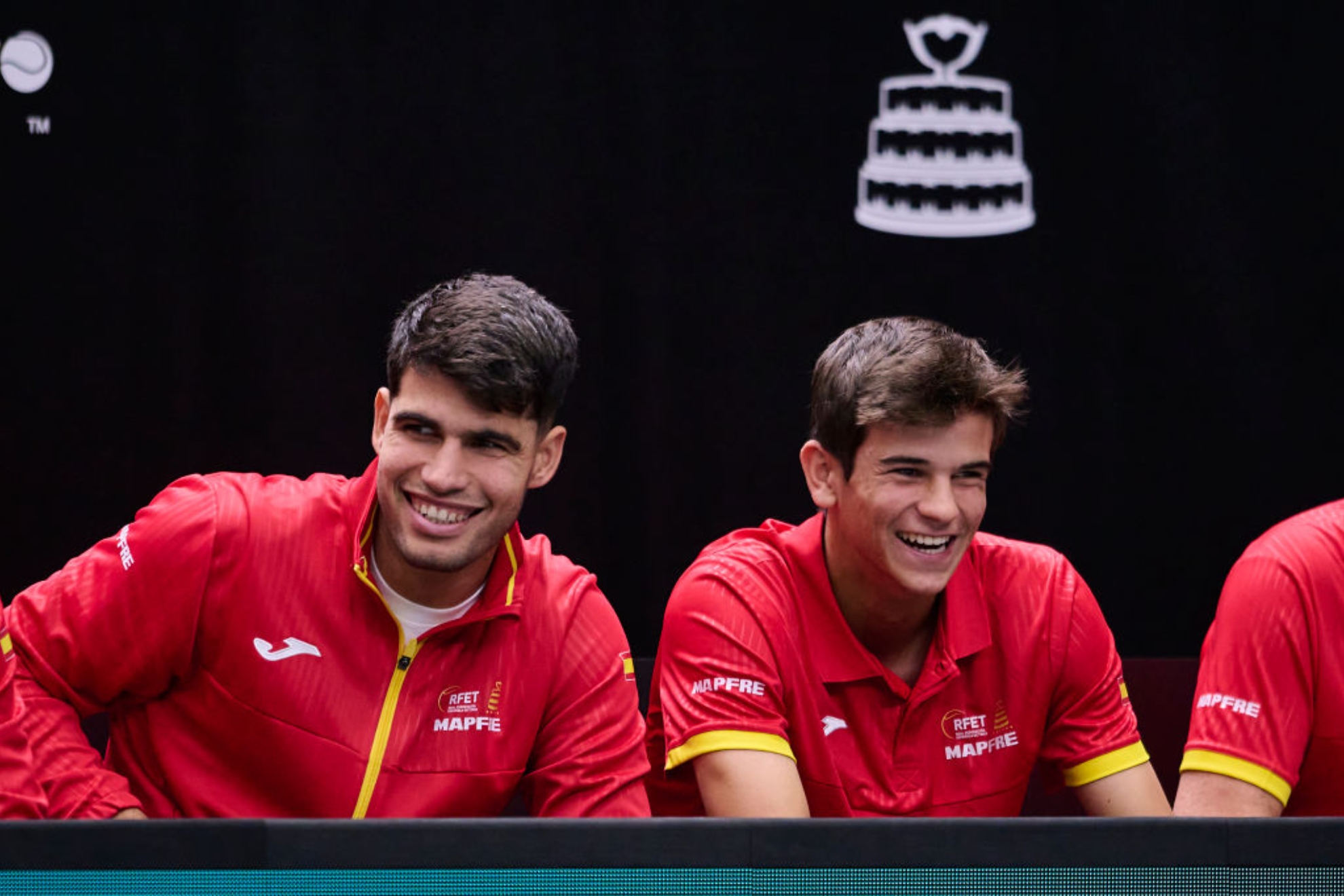 Alcaraz y Jódar, en el banquillo del equipo español. Getty Images