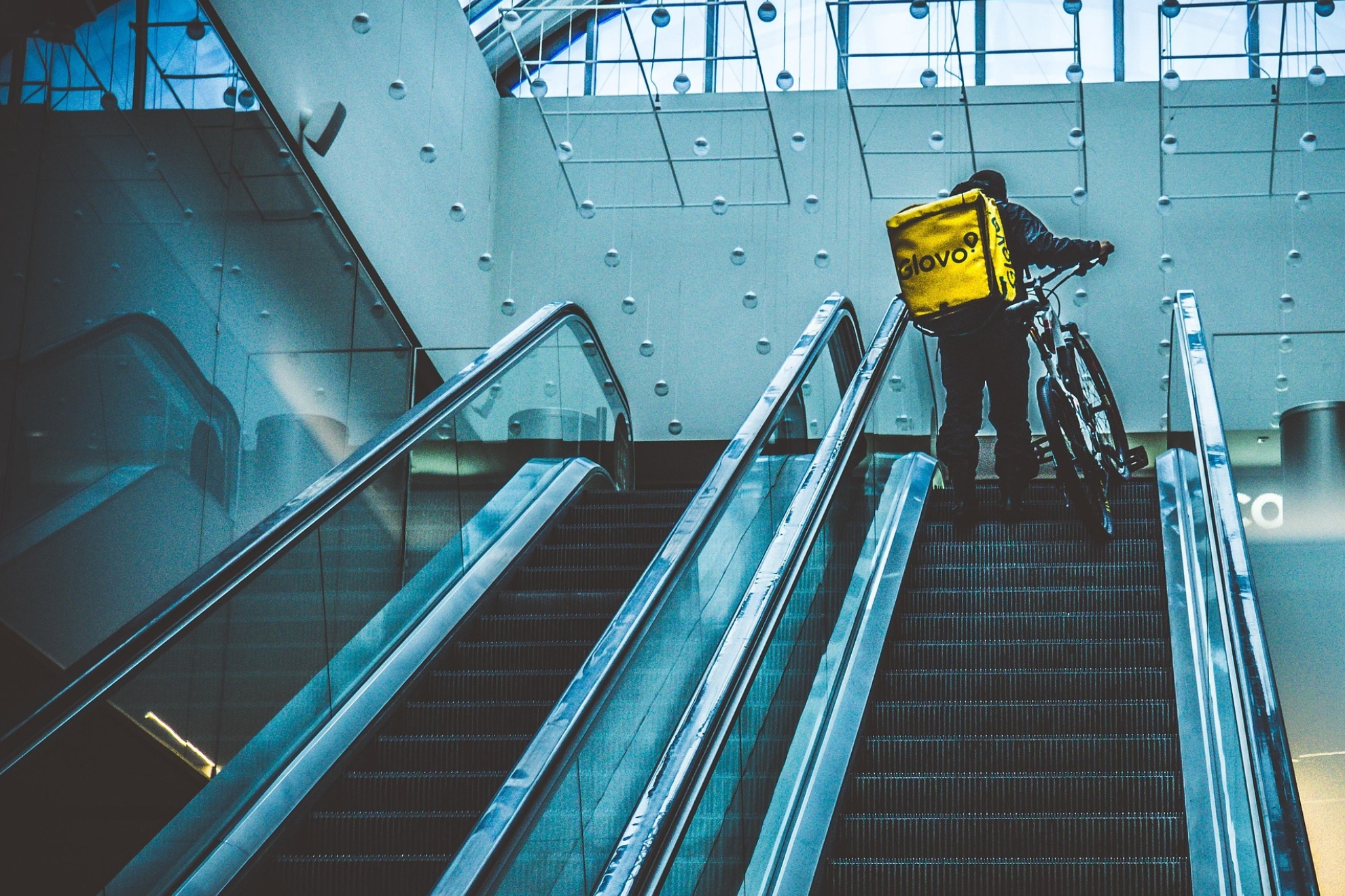 Imagen de recurso de un repartidor de Glovo. Pixabay.