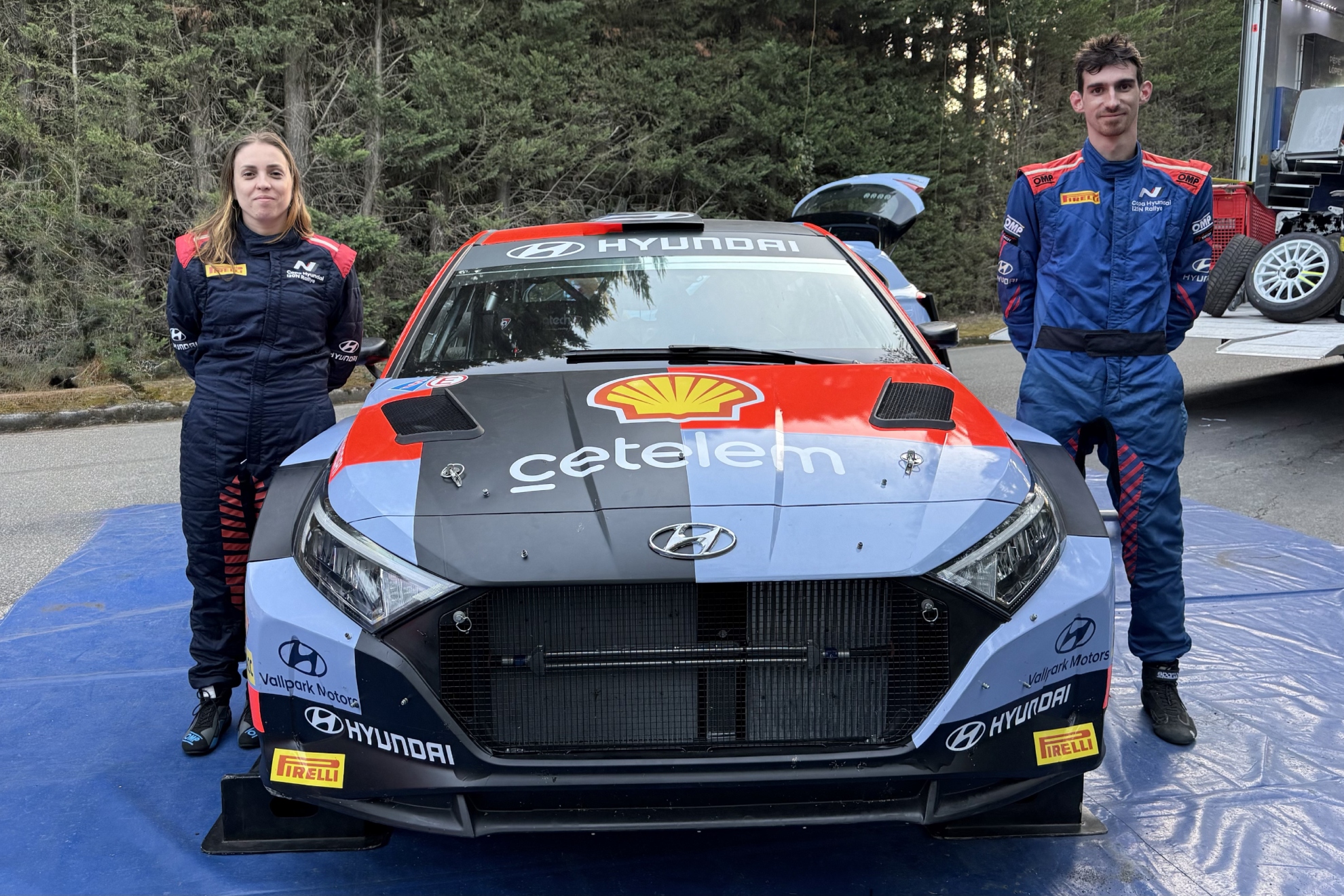 Arnau y su copiloto, Melisa Lorenzo, con su nuevo Hyundai i20N Rally2. NACHO VILLARÍN