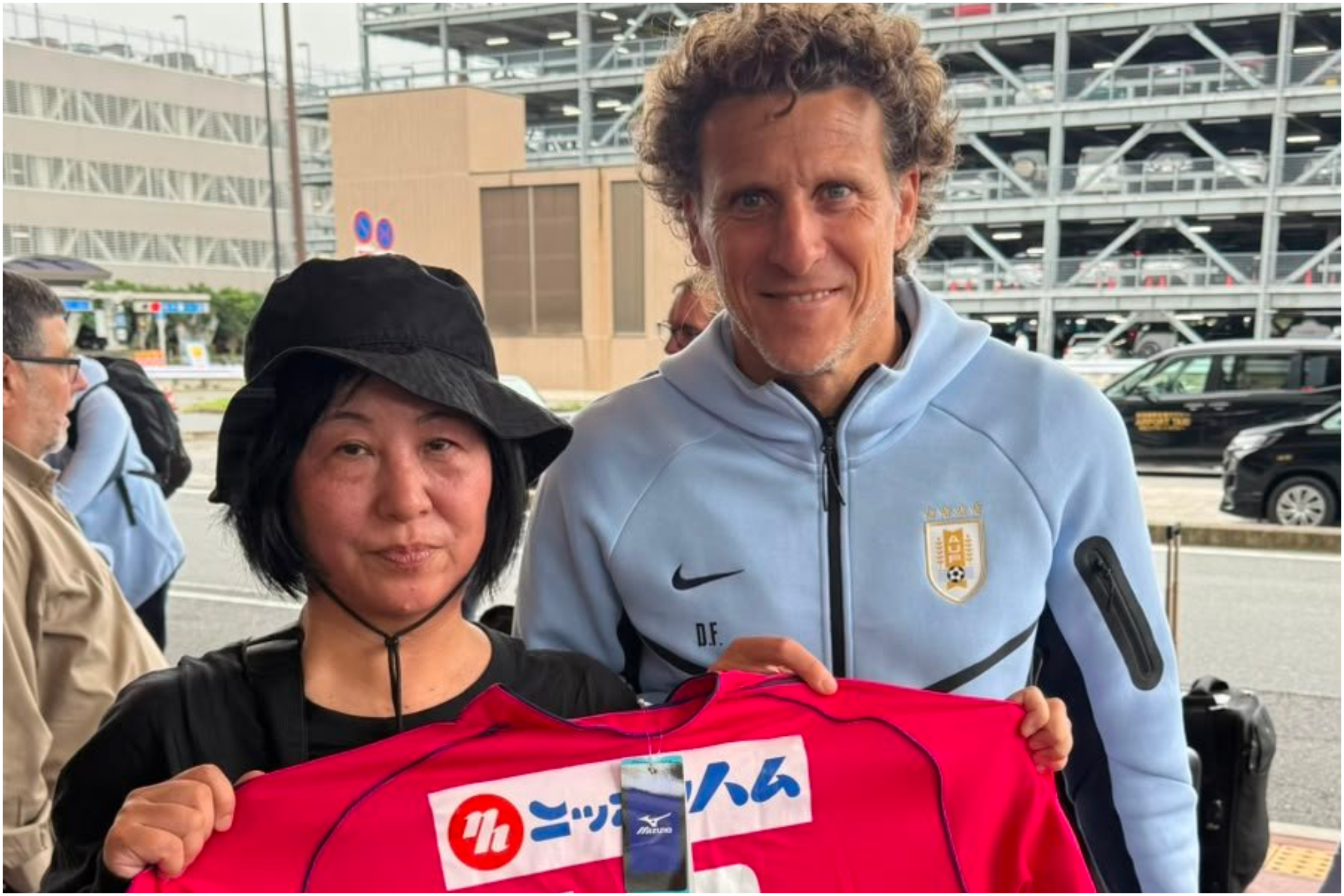 Diego Forlán, con una hincha a su llegada a Japón. @SERGIOGORZY