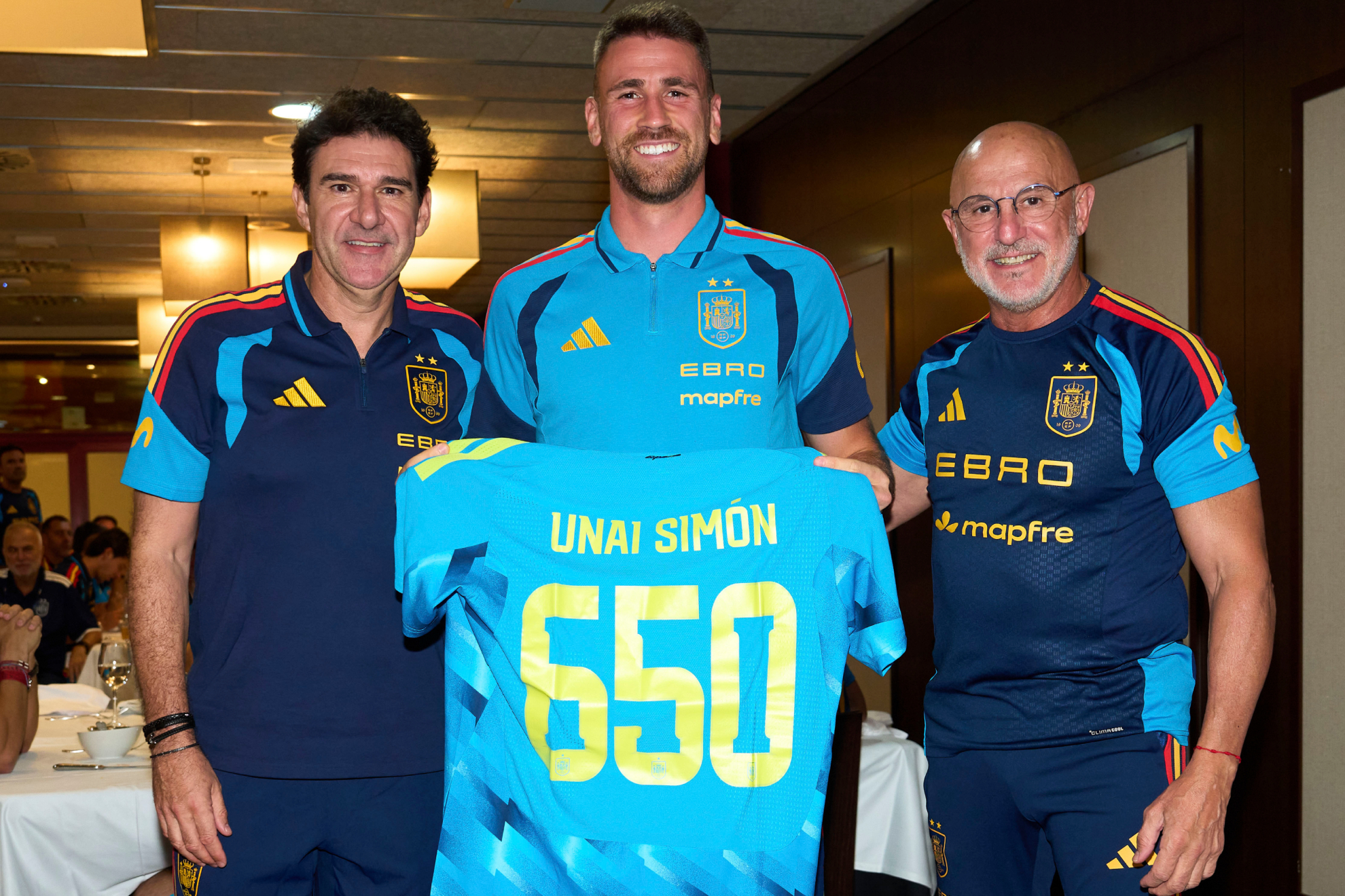 Unai Simón, con la camiseta homenaje de los 650 minutos imbatido en los Mundiales y flanqueado por Karanka y De la Fuente. RFEF