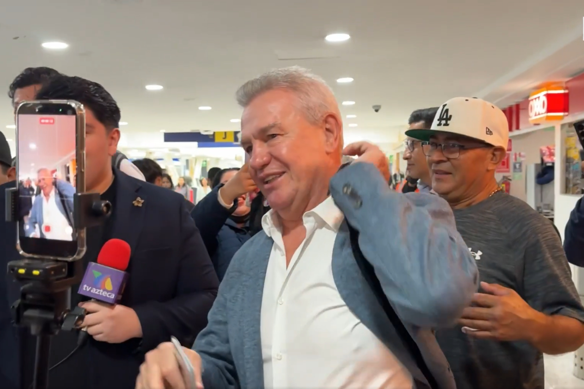 Aguirre, en el aeropuerto de México City antes de volar a España FOX