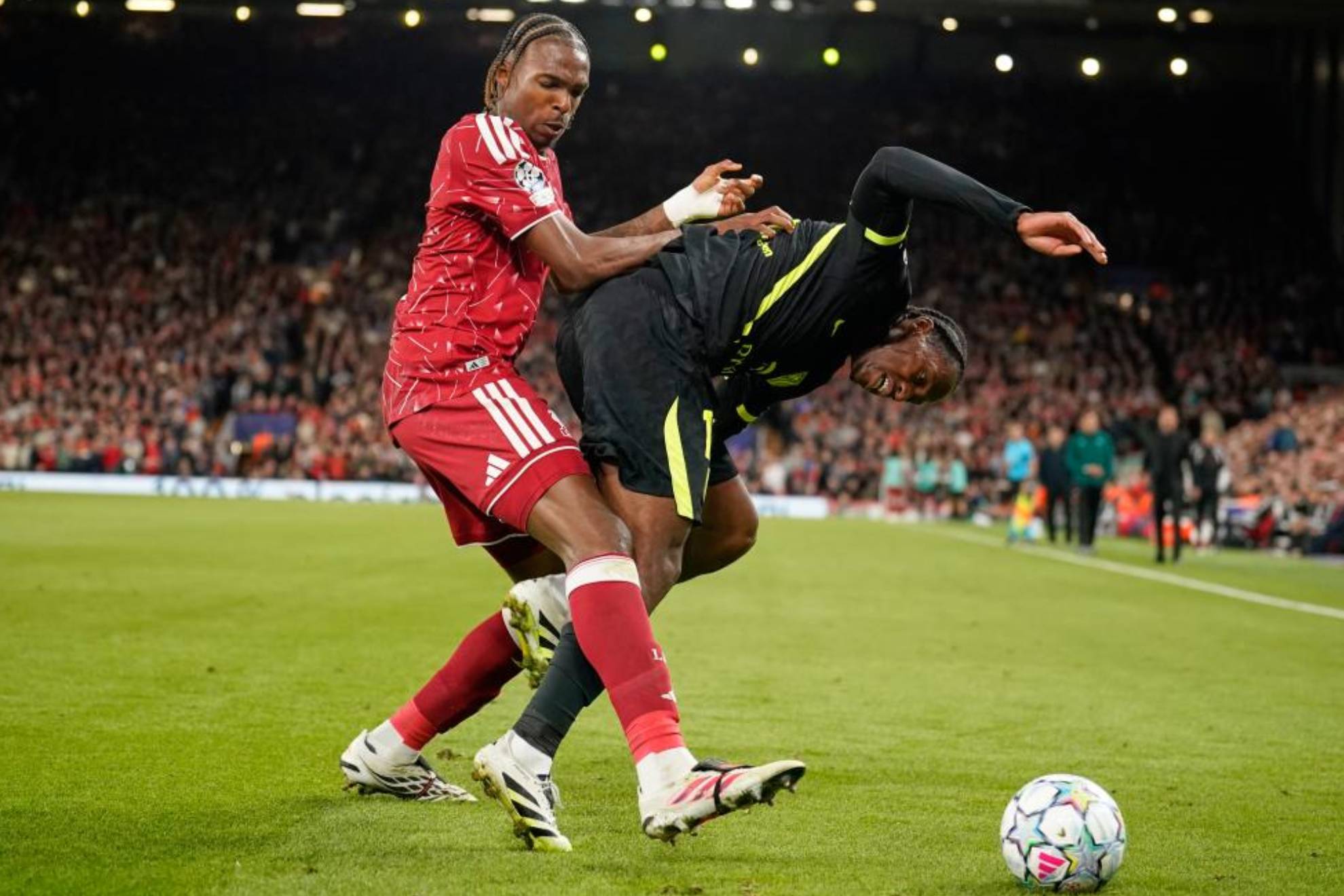 Jeremy Jacquet, ante Jonathan David en el Liverpool-Atlético. AP