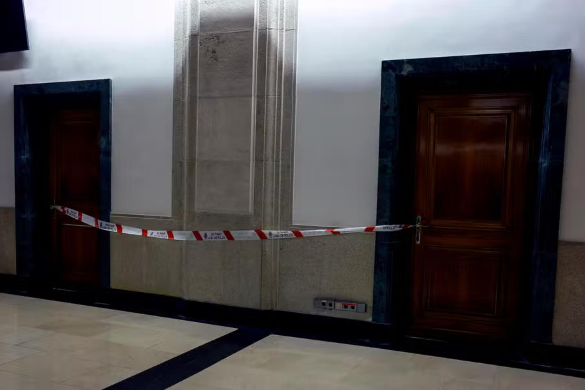 Una de las zonas del Congreso de los Diputados precintada. EFE