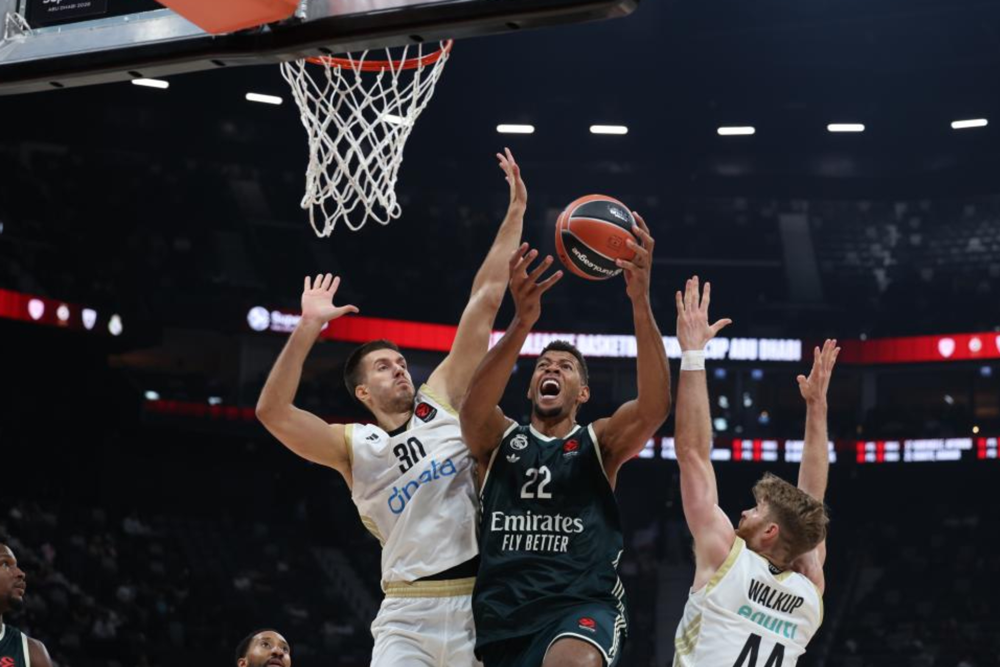 Walter Tavares intenta lanzar ante Filip Petrusev y Thomas Walkup. EFE.