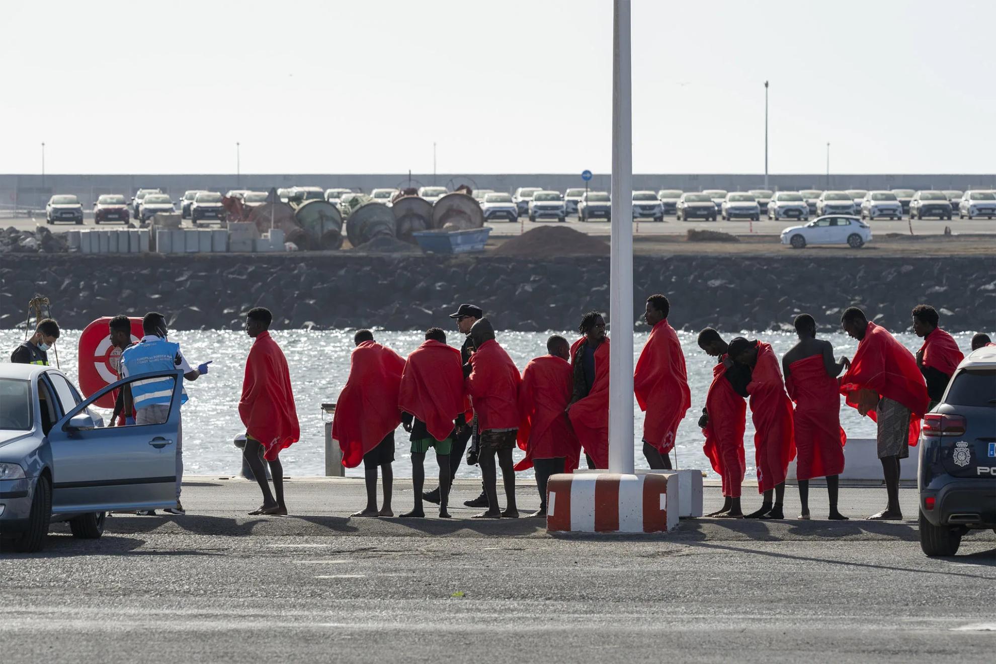Foto de la llegada a Lanzarote de los supervivientes de la embarcación donde presuntamente se produjo la violación. EFE