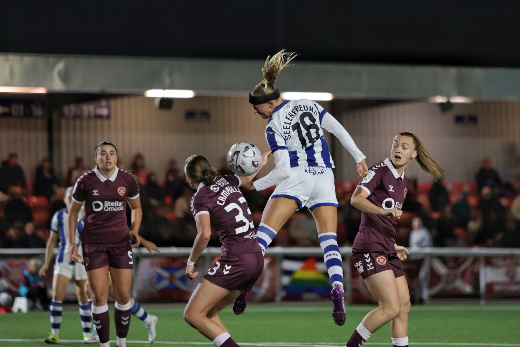 Ava Seelenfreund cabecea un balón en el duelo ante el Haerts. Real Sociedad