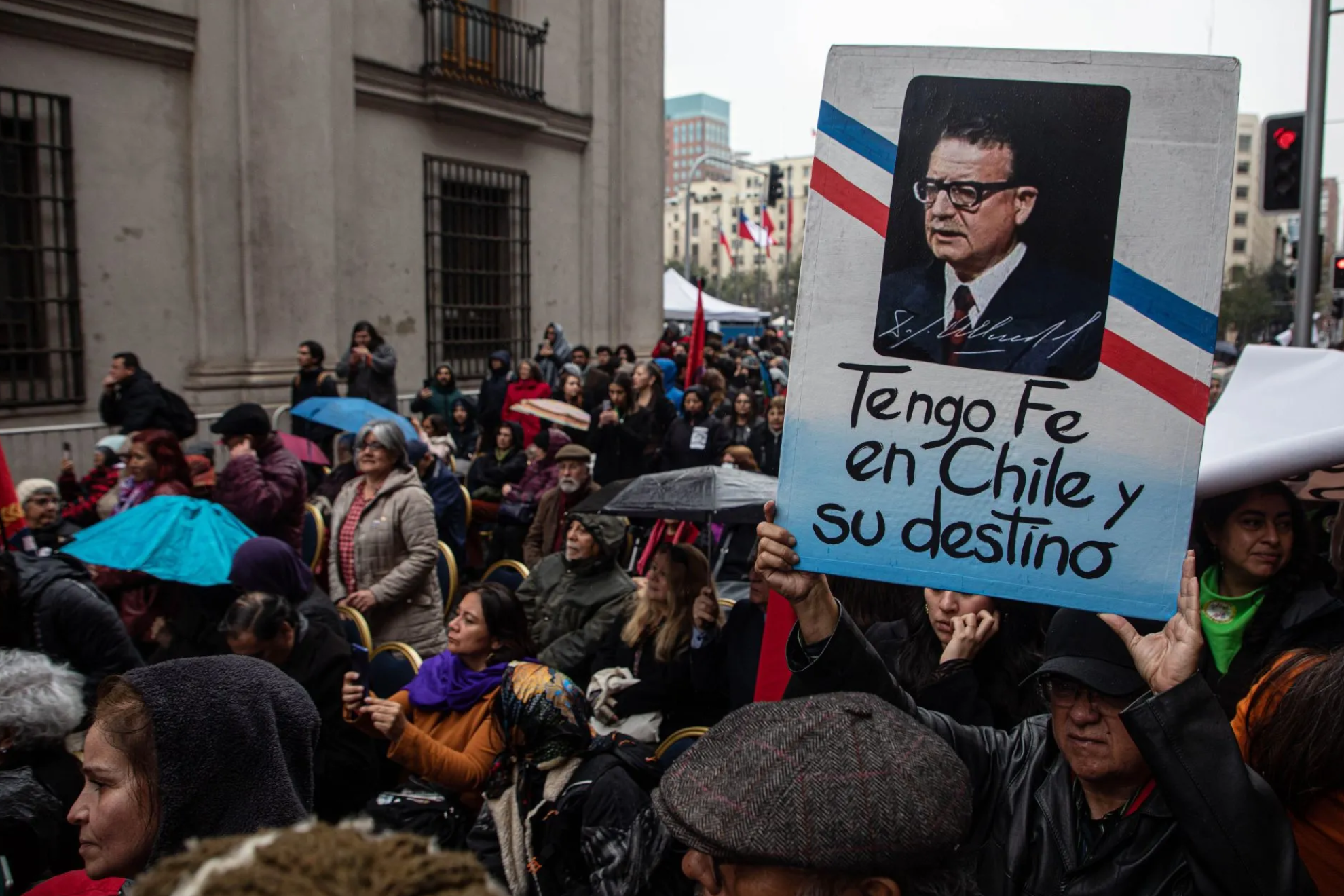 Una pancarta de Salvador Allende en una manifestación EFE