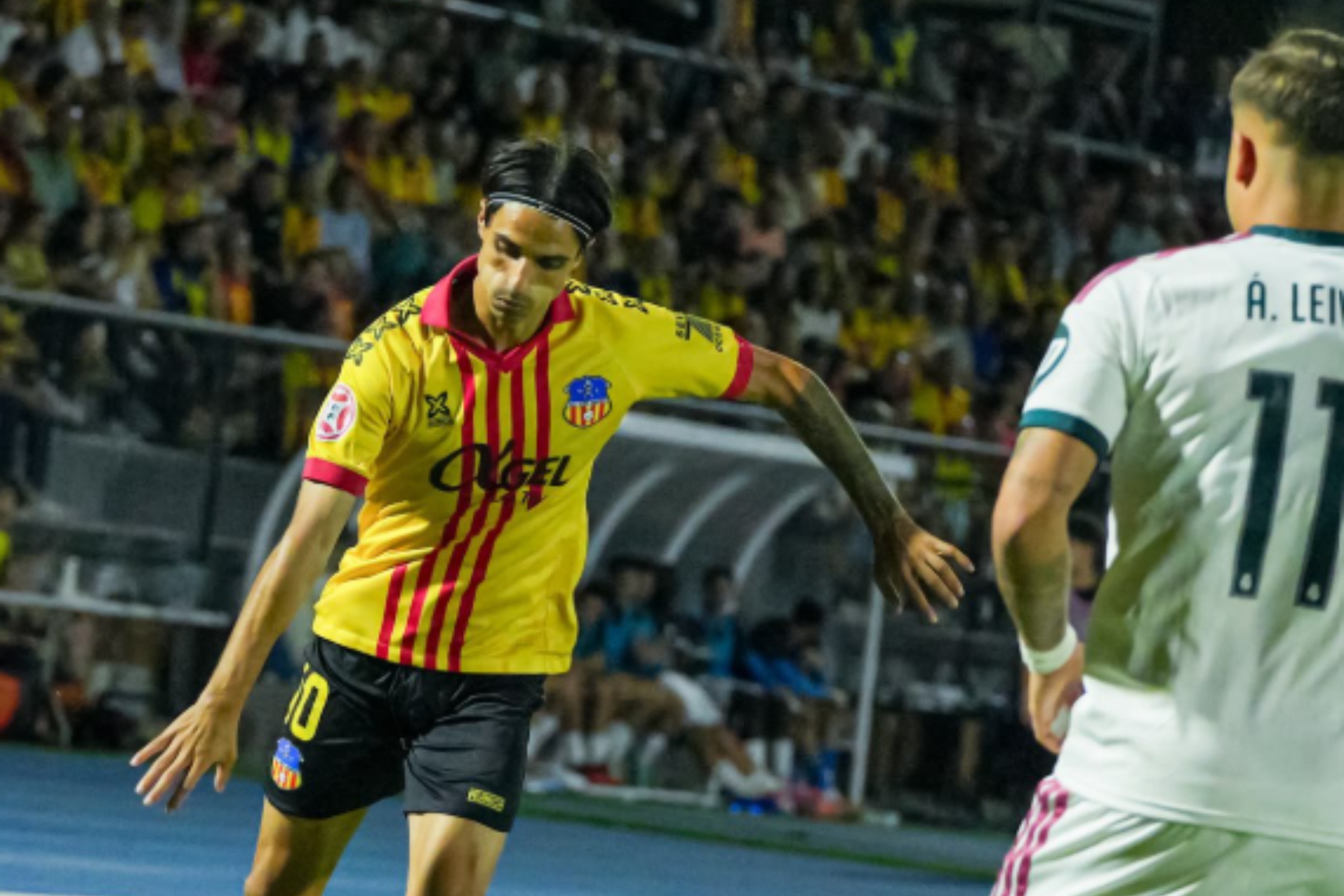 Alexis se dispone a golpear el balón ante el castillista Leiva. @uesantandreu