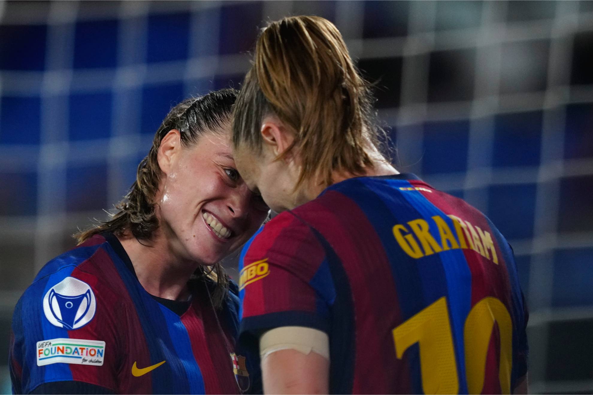 Ewa Pajor celebra con Graham Hansen. EFE