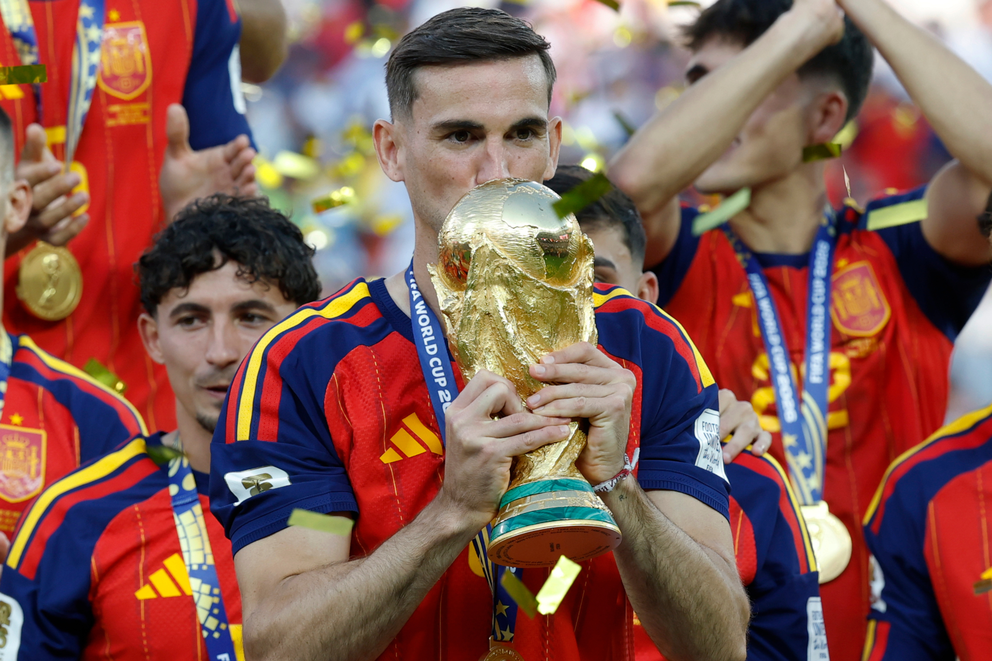 Fabián Ruiz besa la copa del mundo en el MetLife.