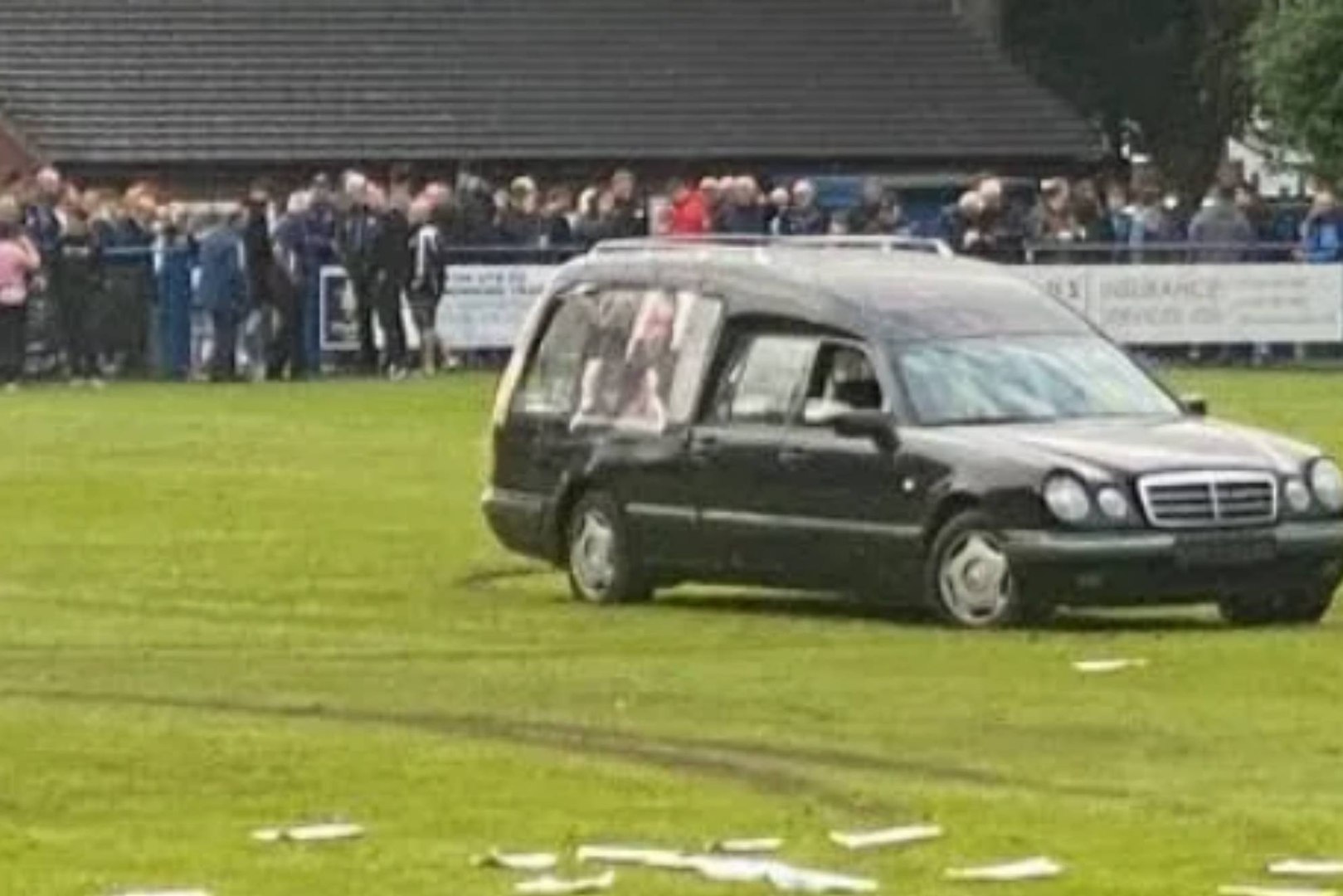 Cinco hombres han sido acusados ​​de provocar en 2023 la suspensión de un partido de fútbol entrando con un coche fúnebre en el terreno de juego del Dunston UTC.