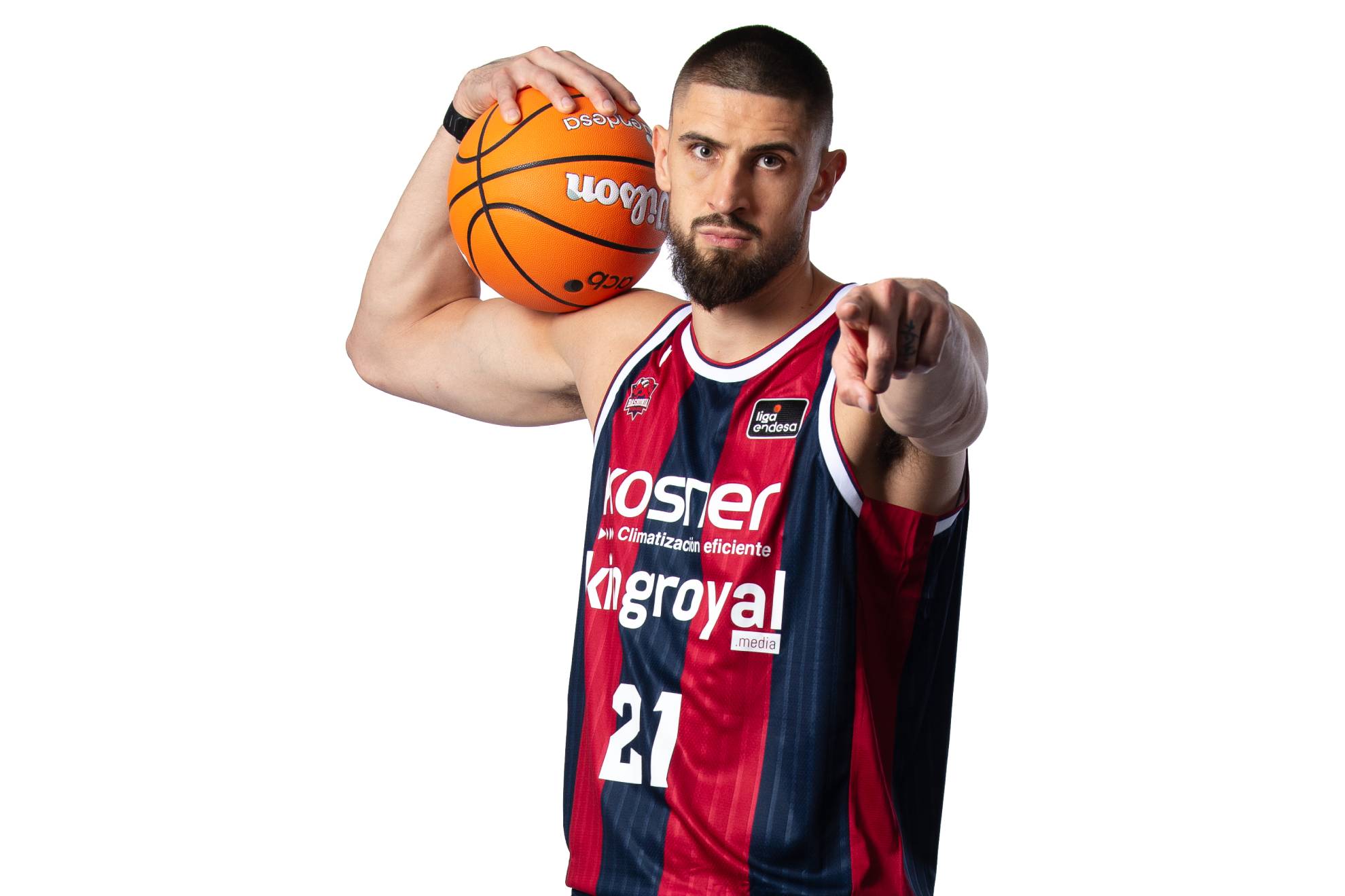 Alex Len, en una sesión de fotos del Kosner Baskonia. ACB PHOTO