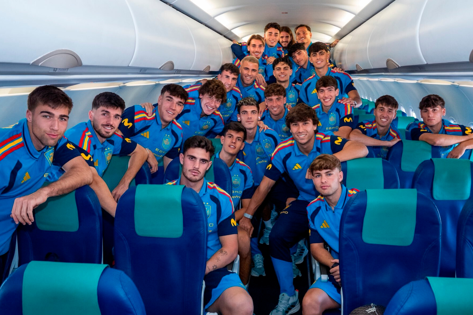 Los jugadores de la sub 21, en el vuelo a Filandia. RFEF