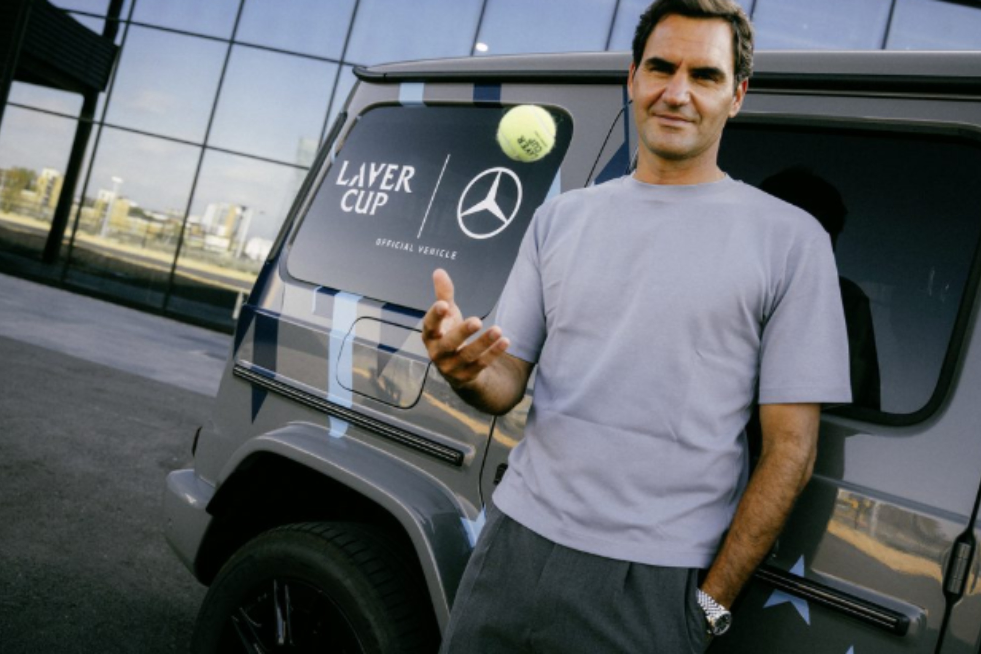 Federer posa con un Mercedes-Benz.
