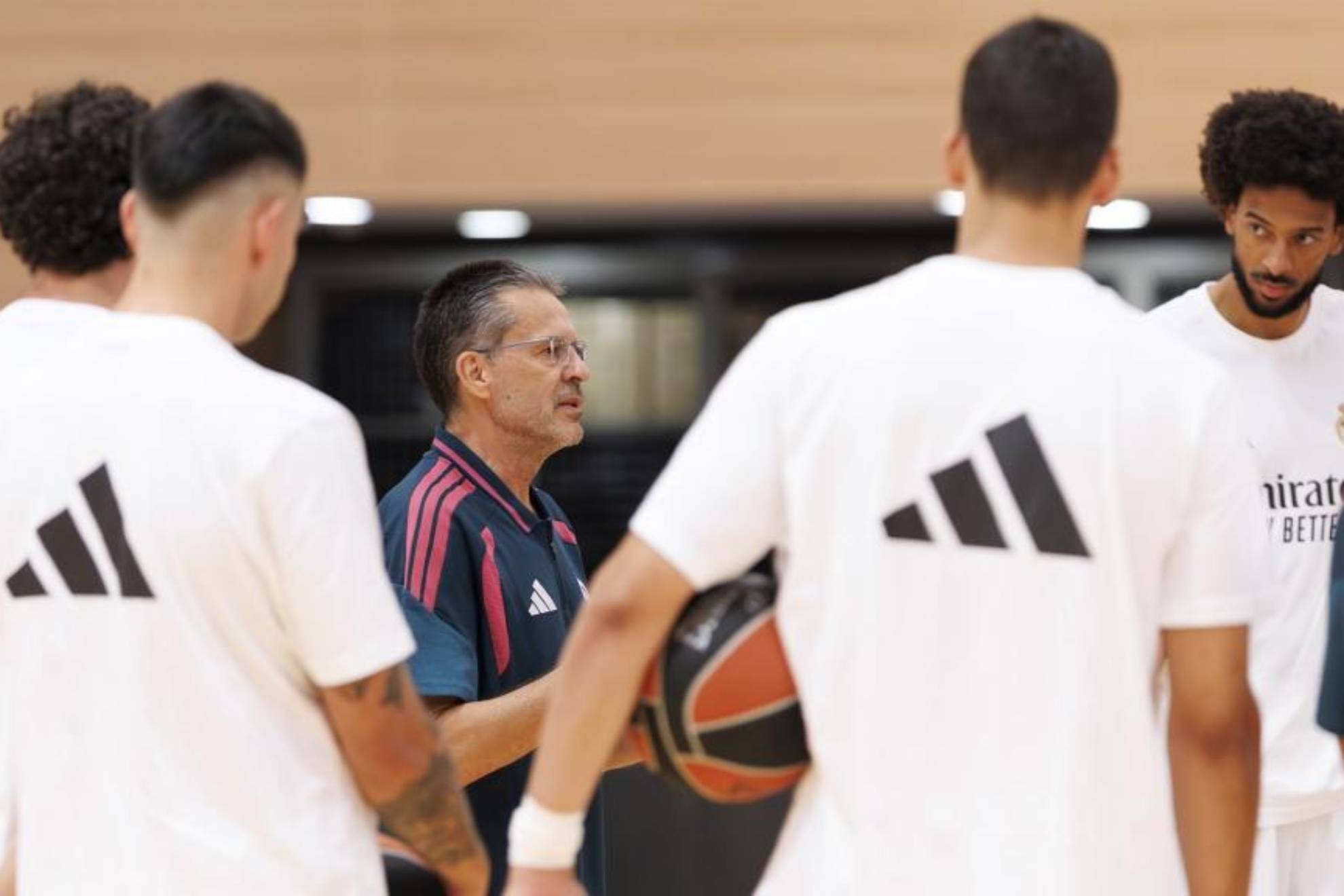 Pedro Martínez da instrucciones en un encuentro del Real Madrid. @RMBaloncesto