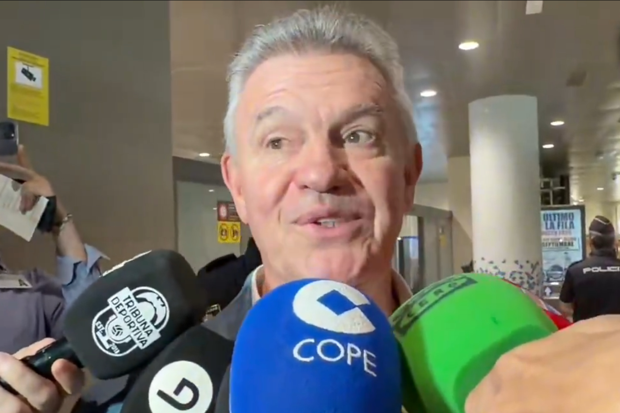Javier Aguirre, a su llegada al aeropuerto de Manises, en Valencia. MARCA