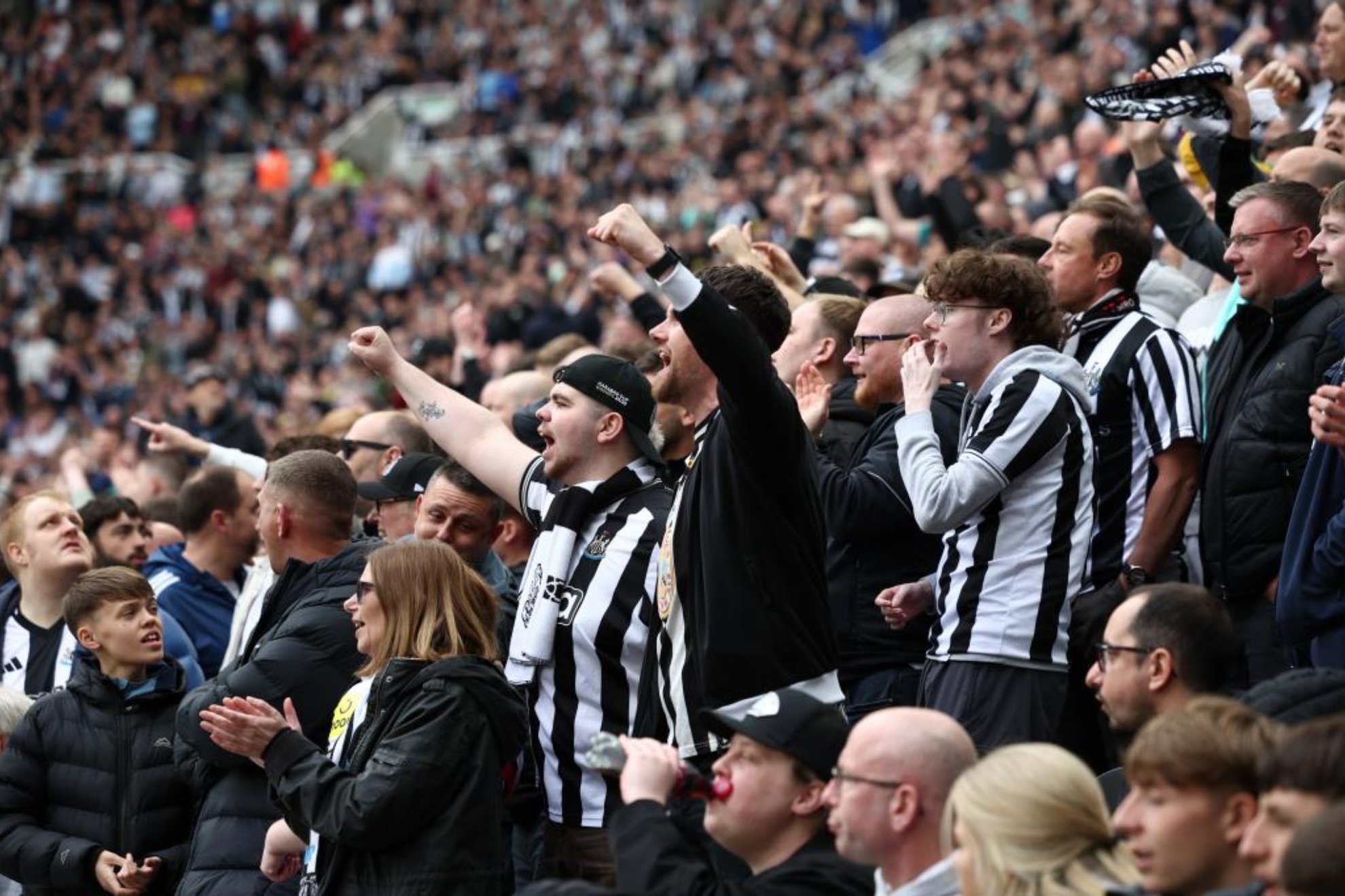 Aficionados del Newcastle animan desde la grada. EFE
