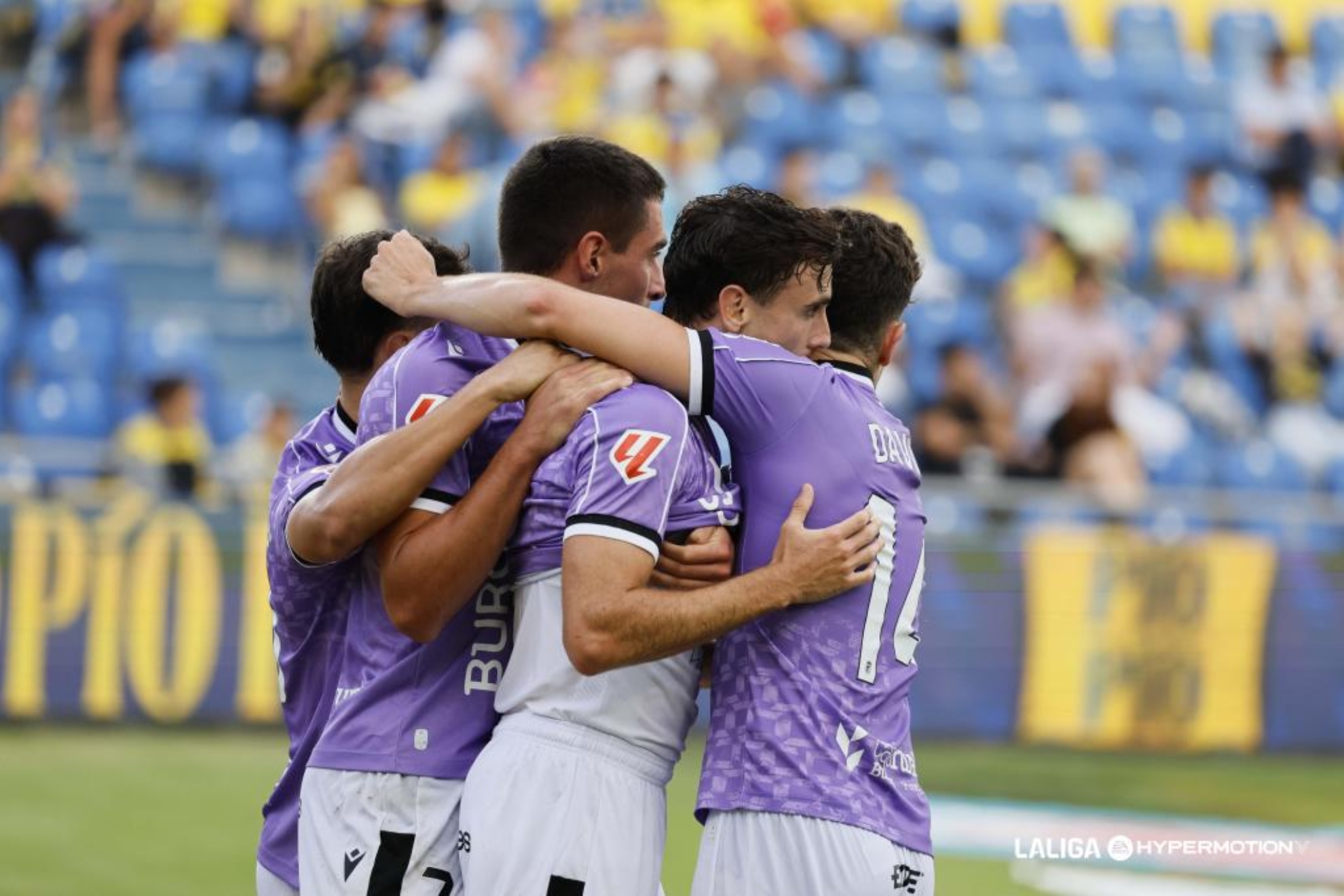 Los jugadores del Burgos celebran uno de los dos goles ante Las Palmas. LALIGA